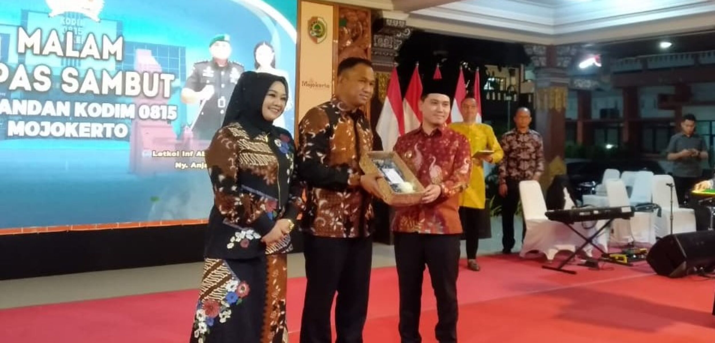 Potret pejabat lama Dandim 0815/Mojokerto, Letkol Inf Rully Noriza, bersama Bupati Mojokerto, Gus Barra. (Izhah / Kabarterdepan.com)