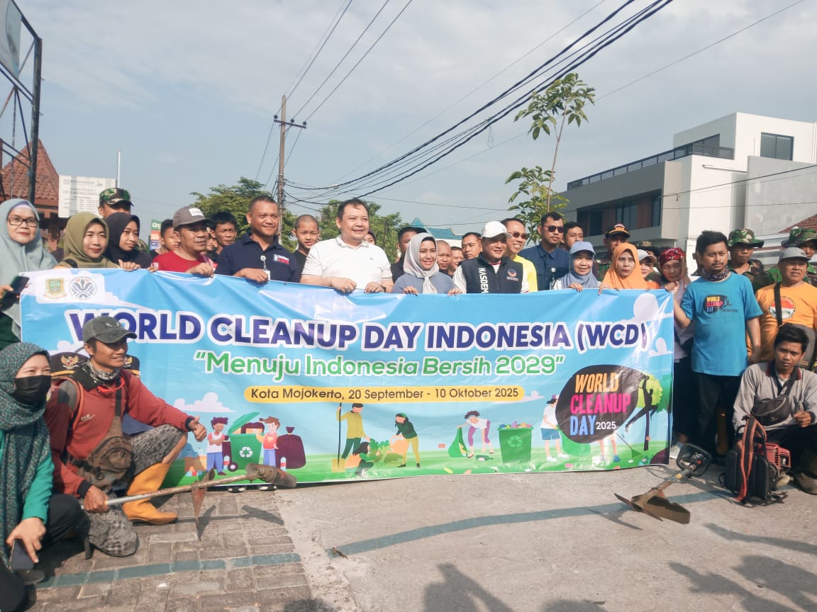 WhatsApp Image 2025 09 27 at 08.39.53 c64f8f92 1 Potret kegiatan kerja bakti massal oleh Pemkot Mojokerto dalam rangka World Clean Up Day. (Astrid / Kabarterdepan.com)