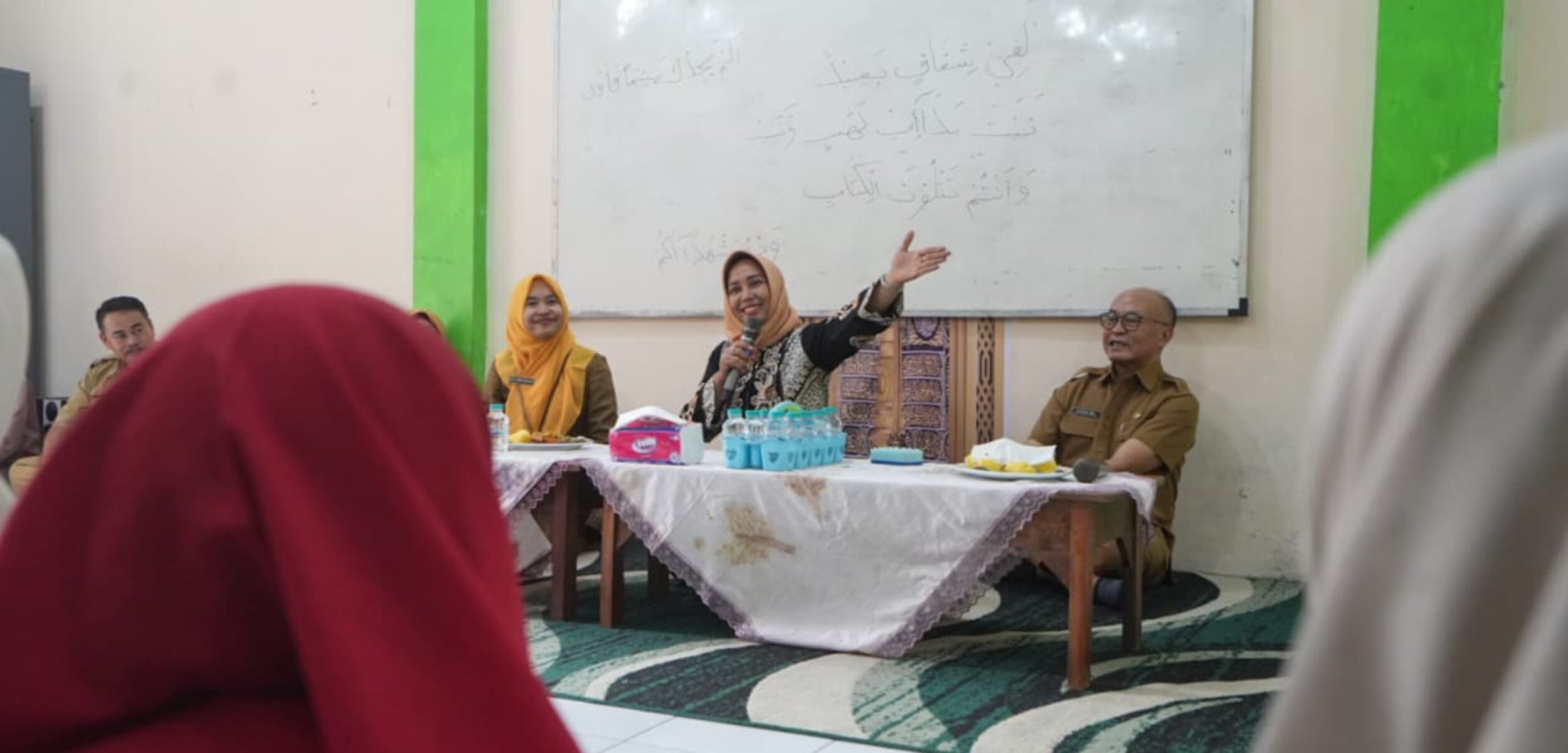 Wali Kota Mojokerto, Ika Puspitasari (Ning Ita), meninjau langsung pelaksanaan program “Ning Ita di Sekolah”—akronim dari Peningkatan Iman dan Takwa di Sekolah. (Kominfo Kota Mojokerto)