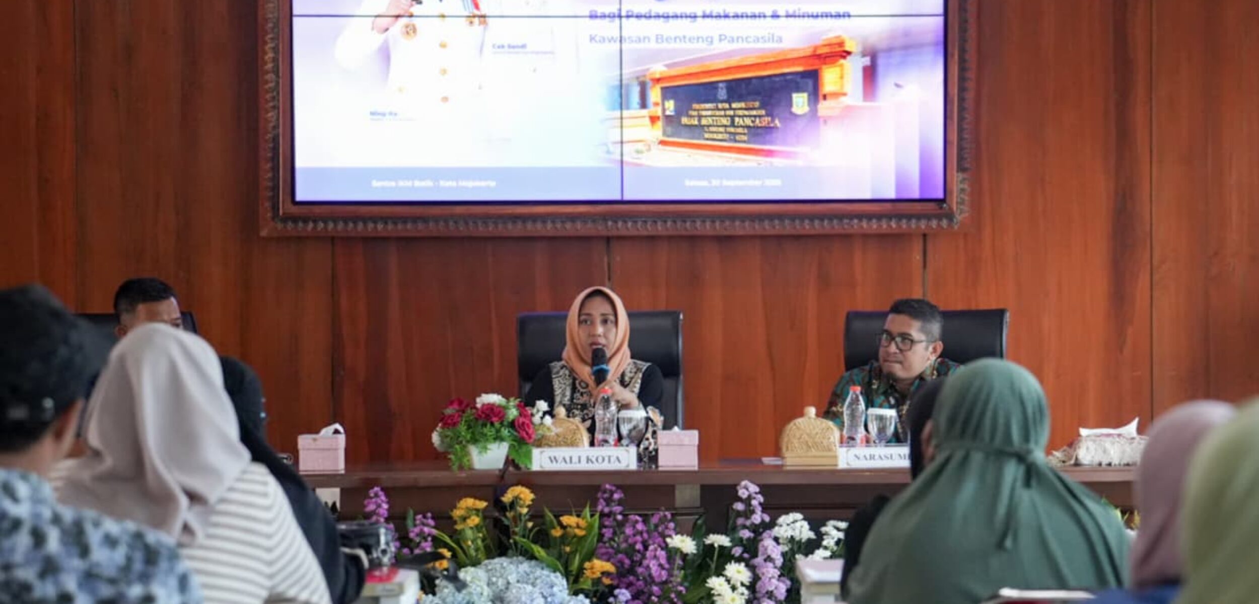 Wali Kota Mojokerto Ika Puspitasari saat memberikan pengarahan dalam acara fasilitasi halal bagi Pedagang Kaki Lima (PKL) Benpas dan memperkuat jadi Zona Kuliner Halal. (Kominfo Kota Mojokerto)