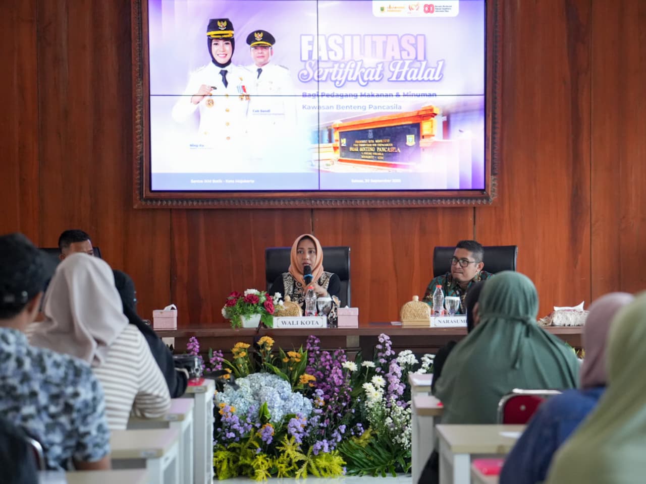 Wali Kota Mojokerto Ika Puspitasari saat memberikan pengarahan dalam acara fasilitasi halal bagi Pedagang Kaki Lima (PKL) Benpas dan memperkuat jadi Zona Kuliner Halal. (Kominfo Kota Mojokerto)