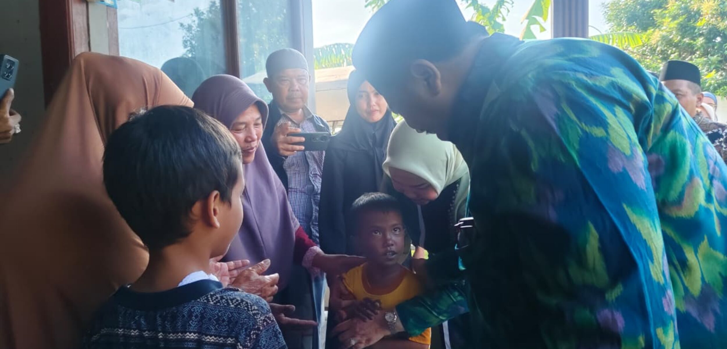 Bupati Jombang Warsubi didampingi istri bersama Wabup Salmanudin melakukan kunjungan langsung ke kediaman Sulton (7), seorang bocah yang menderita penyakit jantung bawaan sejak lahir. (Kominfo Kab Jombang)