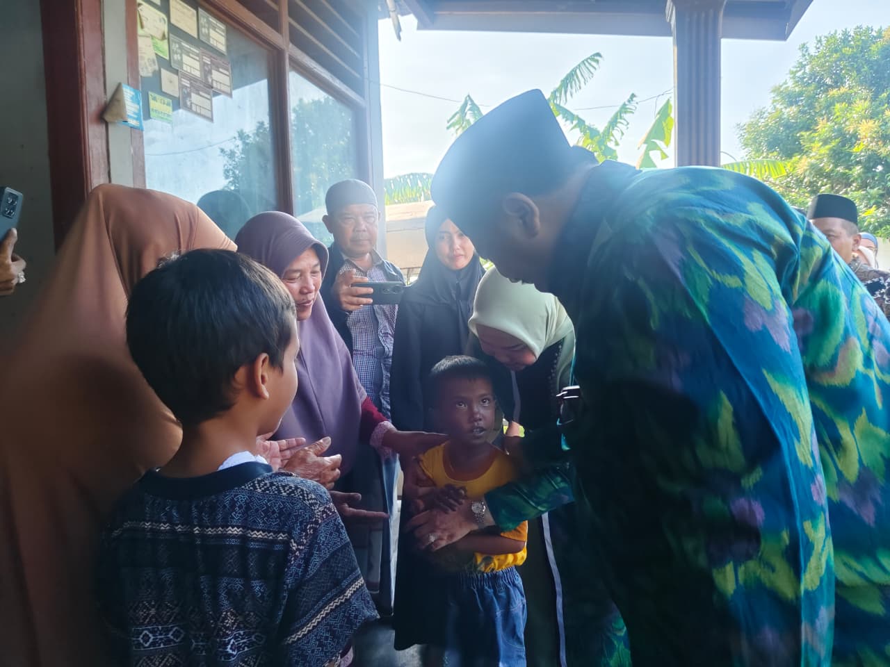Bupati Jombang Warsubi didampingi istri bersama Wabup Salmanudin melakukan kunjungan langsung ke kediaman Sulton (7), seorang bocah yang menderita penyakit jantung bawaan sejak lahir. (Kominfo Kab Jombang)
