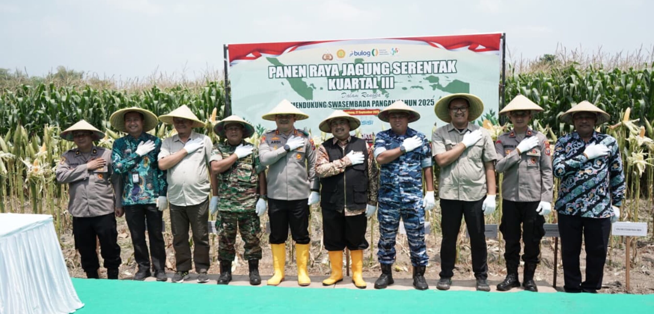 Bupati Jombang, H. Warsubi, S.H., M.Si., hadir langsung memimpin acara Panen Raya Jagung. (Kominfo Kab Jombang)
