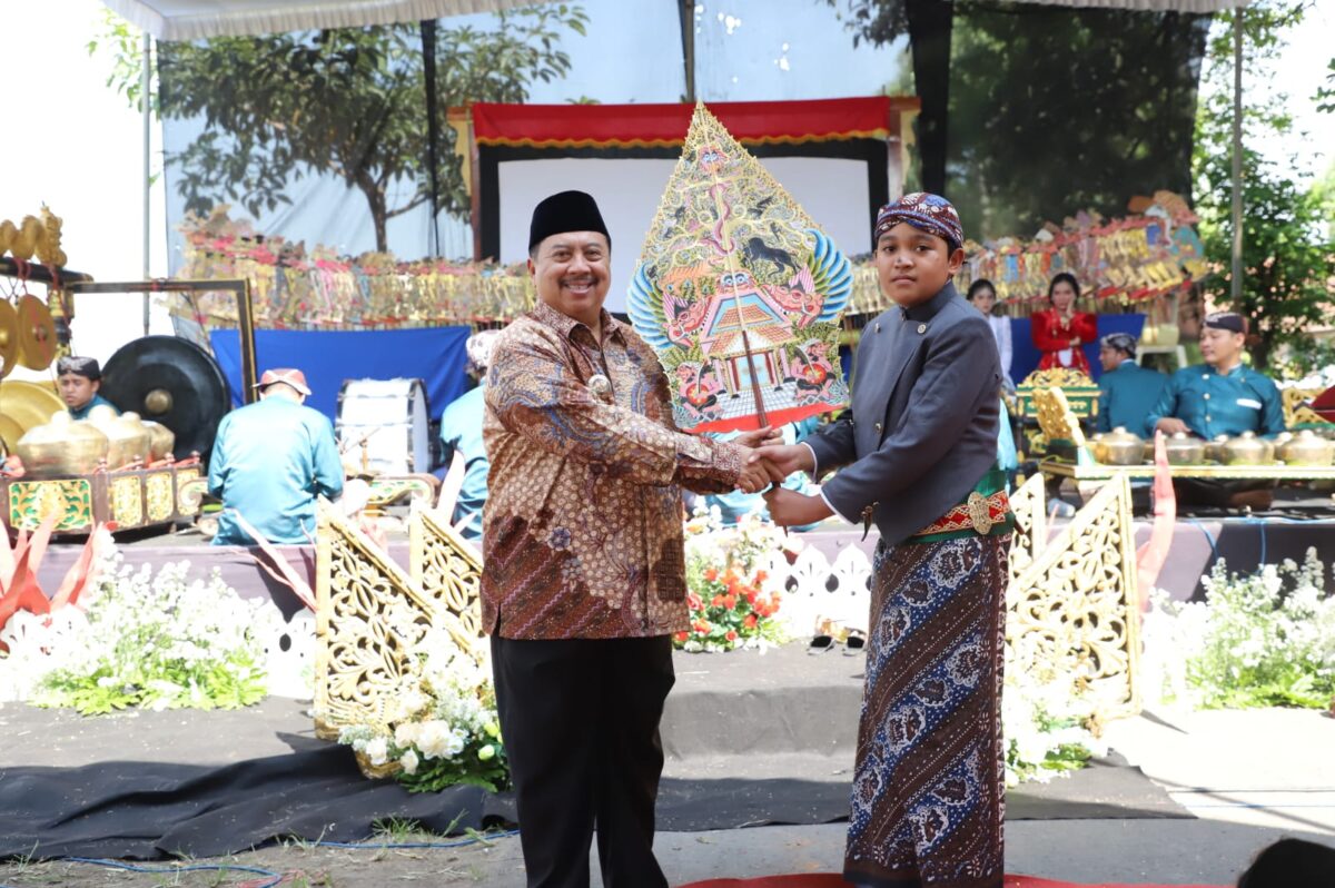 Bupati Jombang Warsubi menghadiri acara akbar GELAR BUDAYA "WAYANG MASUK SEKOLAH". (Kominfo Kab Jombang)