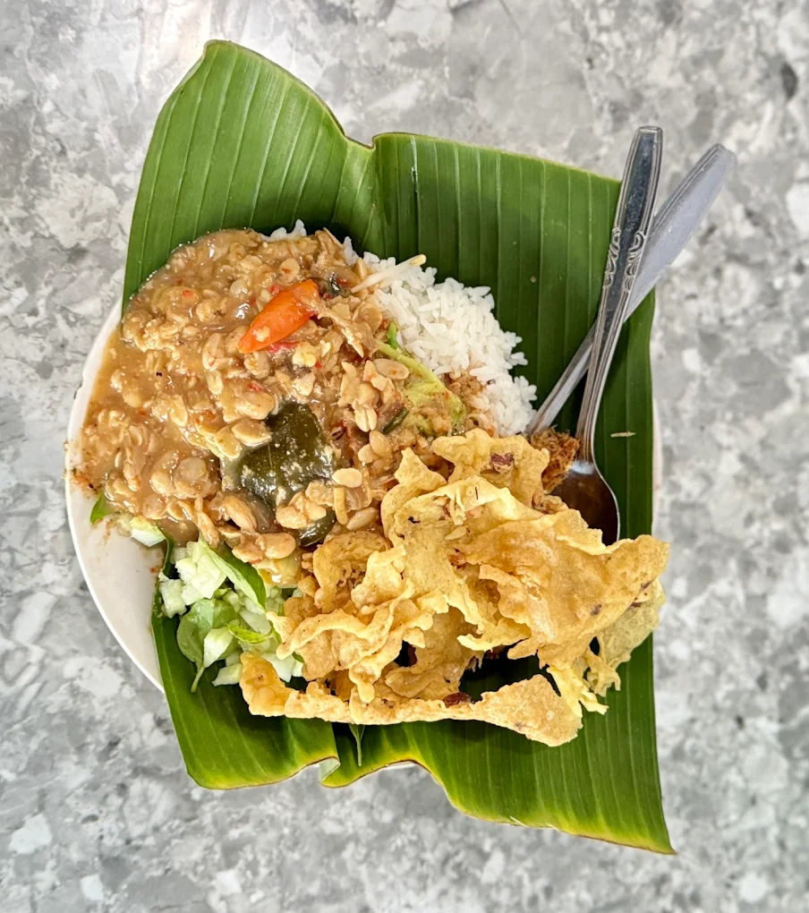 Potret nasi pecel Mojokerto.