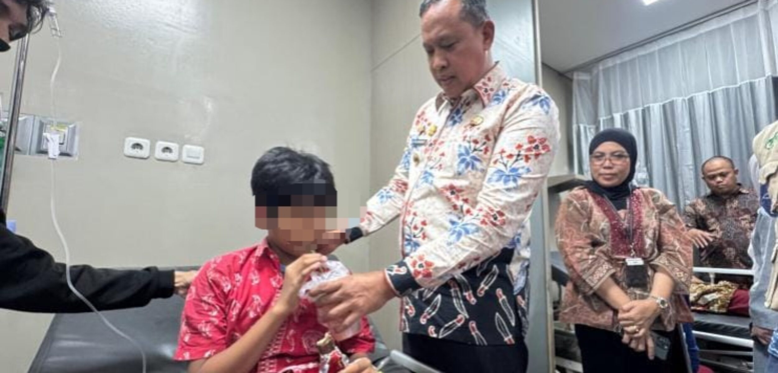 Wali Kota Bekasi Tri Adhianto saat kunjungi korban keracunan MBG di RS Ananda kota Bekasi. (Yanso/kabarterdepan.com) 