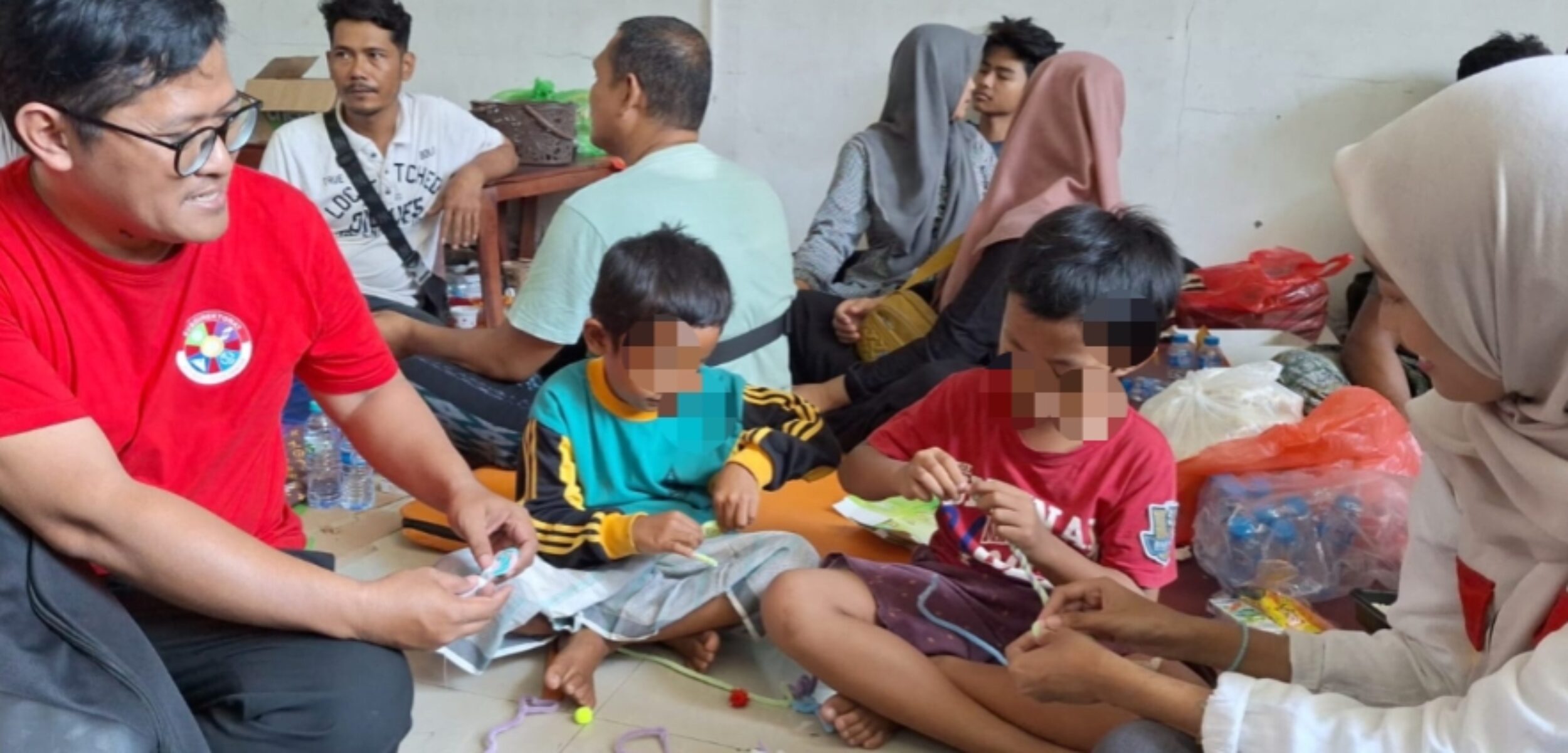 Unesa Berikan Trauma Healing untuk Anak Anak Korban Ambruknya Musala Ponpes Al-Khoziny Sidoarjo