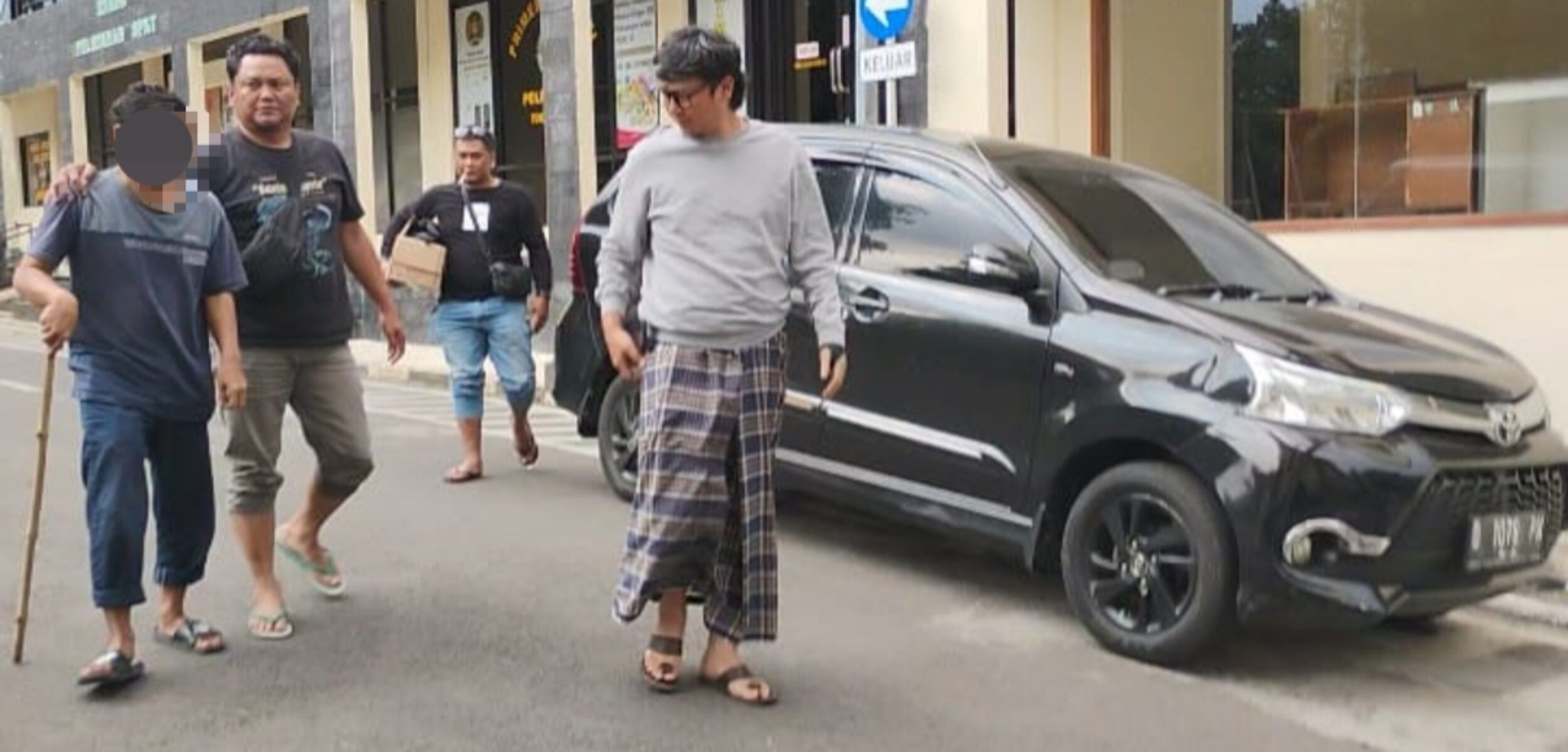 Tim Buser Polres Batu, saat tengah mengamankan terduga pelaku. (Yan/kabarterdepan.com)