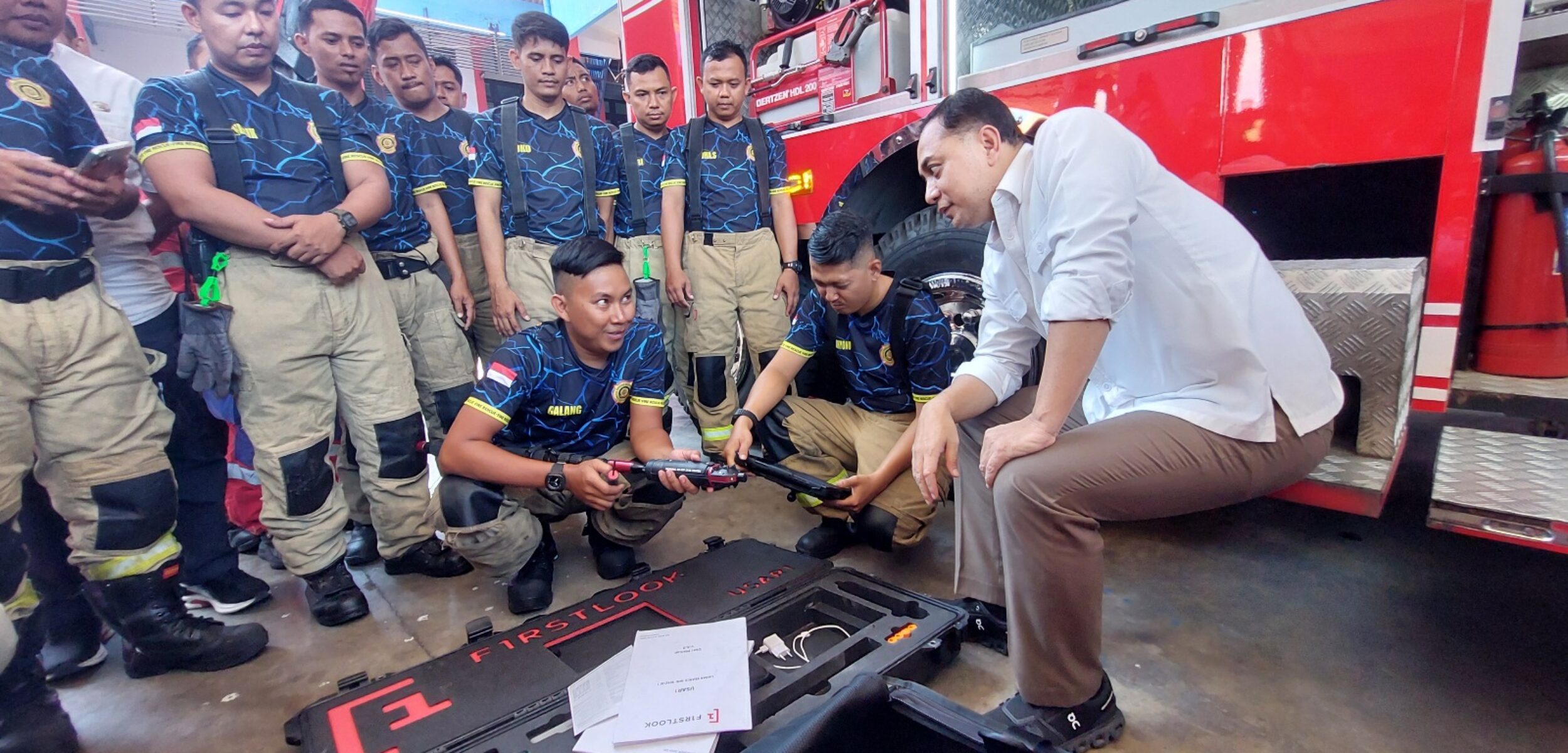 Eri Cahyadi Apresiasi Tim Damkar Surabaya atas Dedikasi Kemanusiaan di Ponpes Al Khoziny