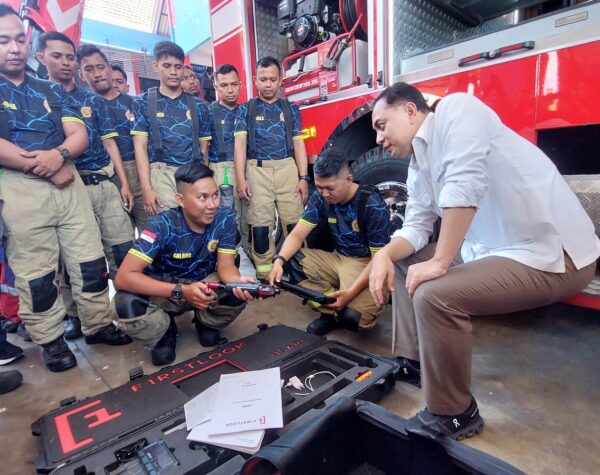 Wali Kota Surabaya Eri Cahyadi saat mengunjungi kantor Damkar Pasar Turi, Surabaya. (Husni Habib/Kabarterdepan.com)