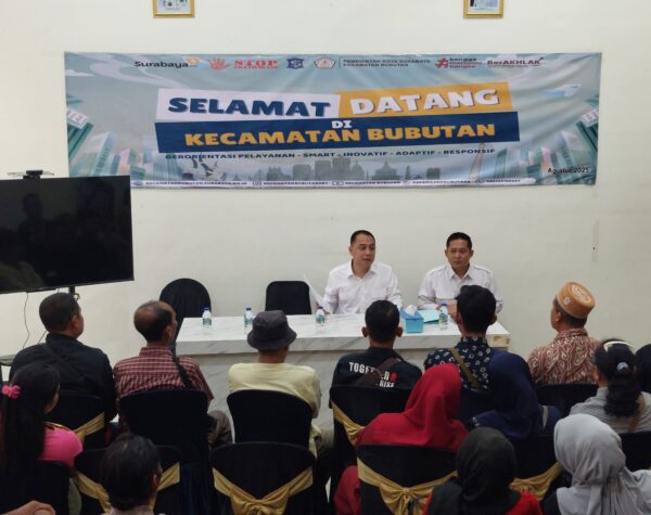 Wali Kota Surabaya Eri Cahyadi saat menggelar mediasi warga yang berselisih di Kantor Kecamatan Bubutan. (Husni Habib/Kabarterdepan.com)
