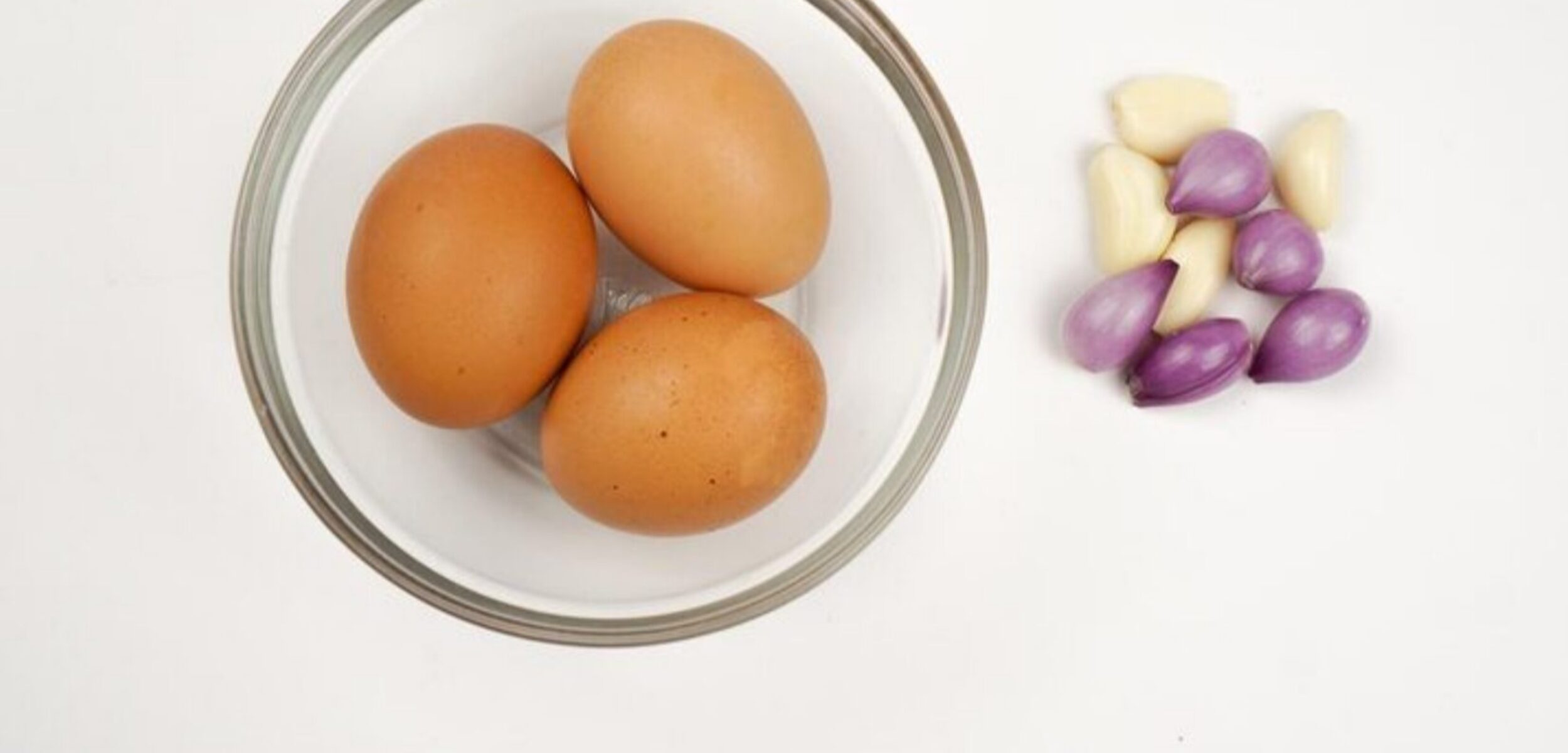 harga bahan pokok telur ayam dan bawang merah. (Freepik)