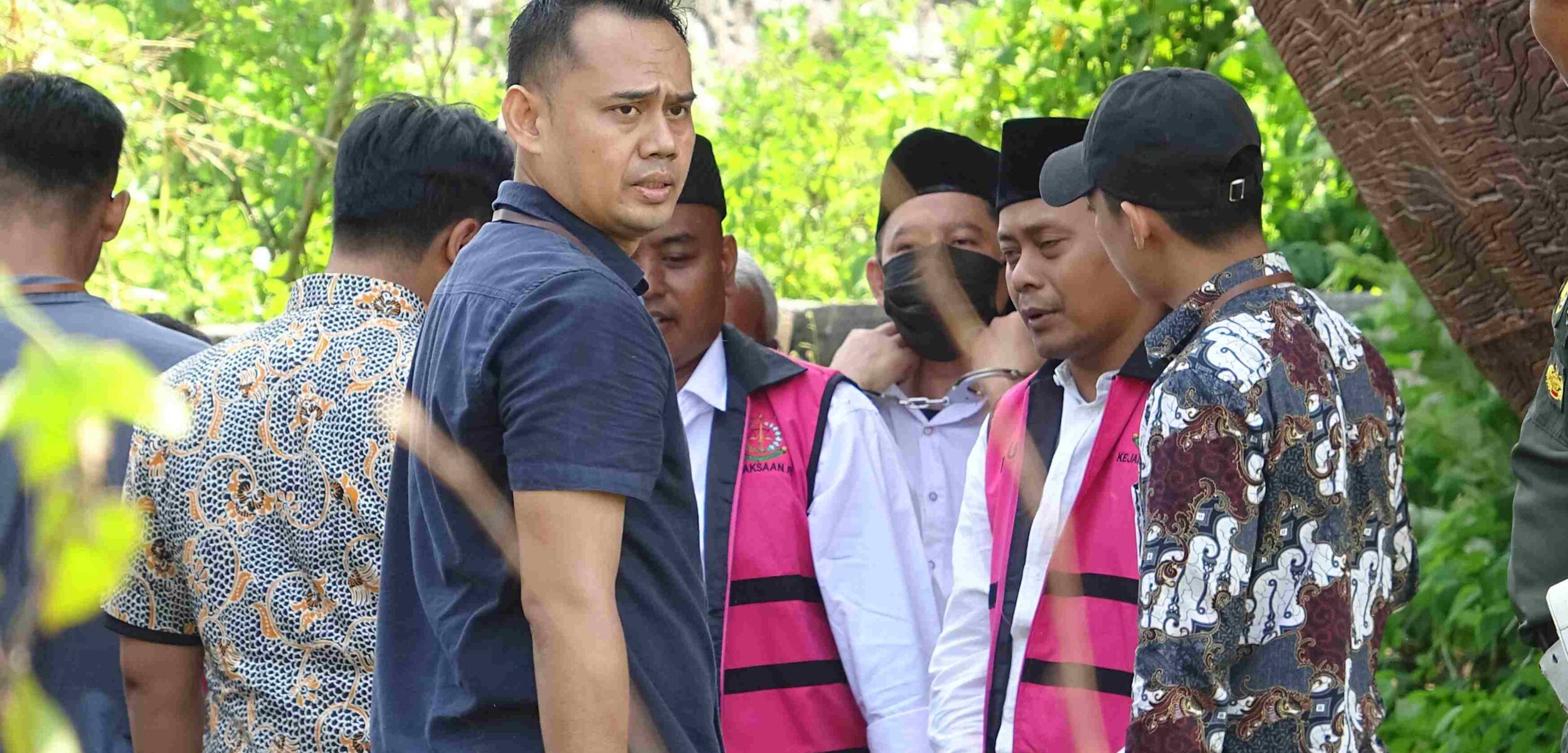 Potret Hakim Tipikor bersama JPU dan para terdakwa saat Sidang Pemeriksaan di kapal TBM Kota Mojokerto. (Dila / Kabarterdepan.com)