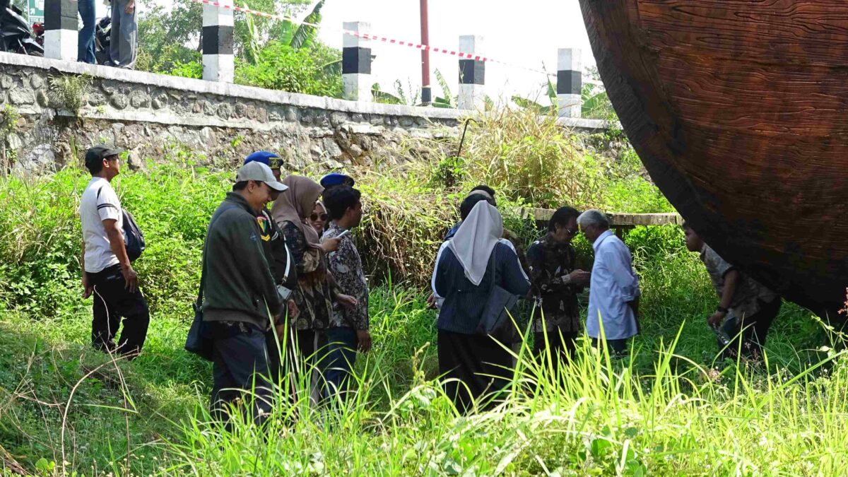 DSC00398 11zon 2 Potret majelis hakim Tipikor saat memeriksa langsung lumbung kapal TBM Kota Mojokerto bersama para terdakwa. (Dila / Kabarterdepan.com)
