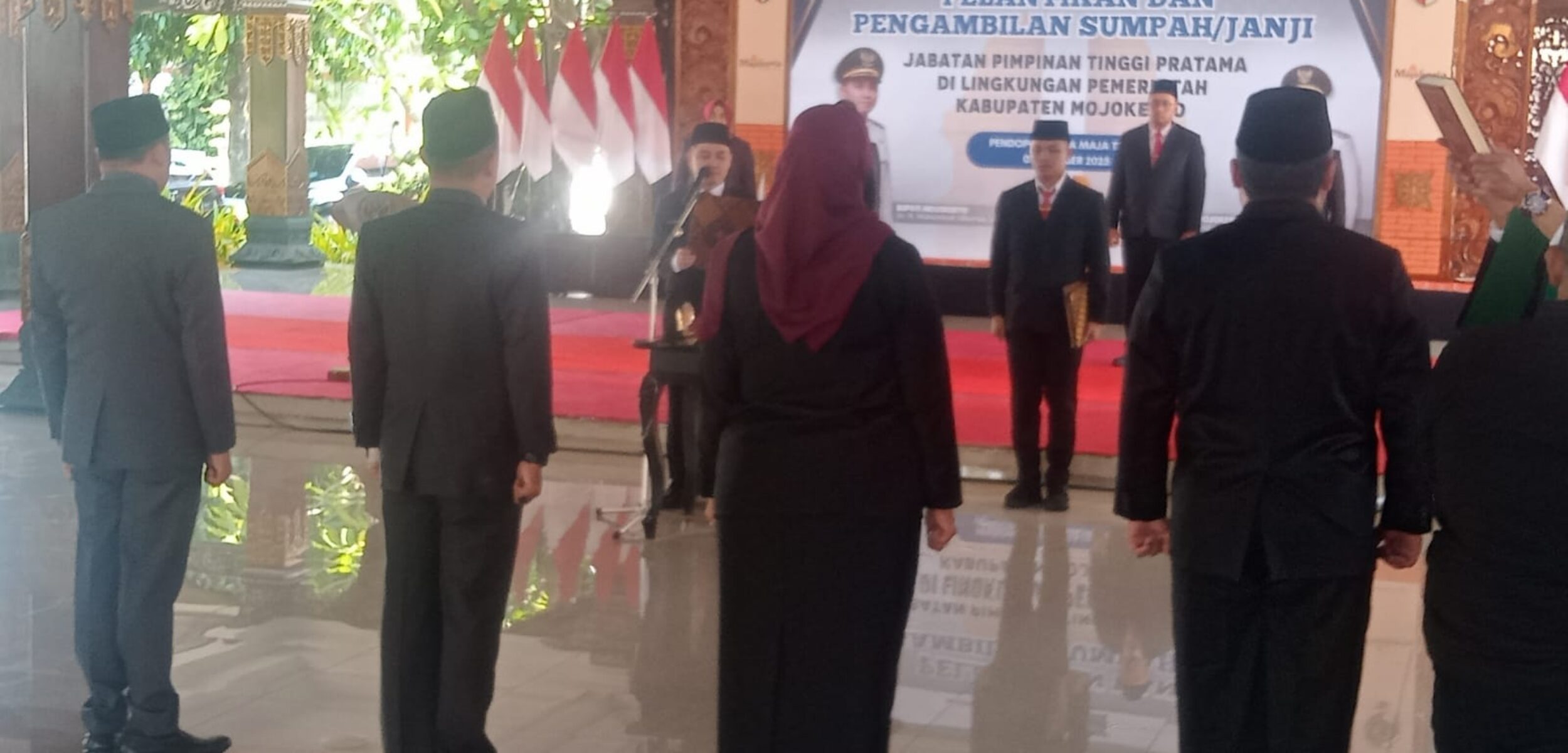 Bupati Mojokerto Muhammad Al barra memimpin Proses pelantikan 7 pejabat di lingkungan pemerintah Kabupaten Mojokerto. (Innka Cristy Natalia/kabarterdepan.com) 