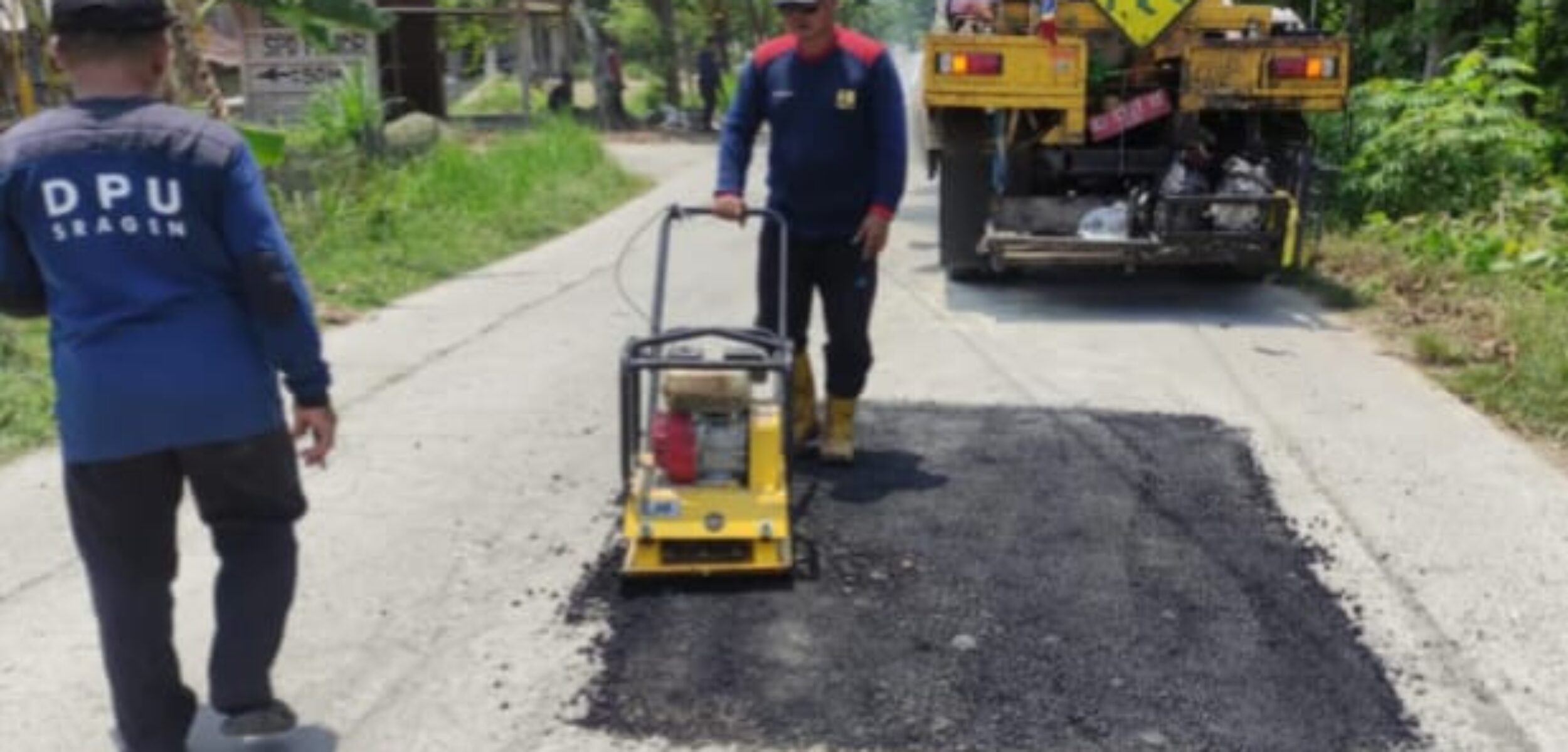 Kegiatan pemeliharaan rutin di ruas jalan Kedawung- Kuniran Kecamatan Mondokan oleh DPU Sragen (masrikin/kabarterdepan.com)