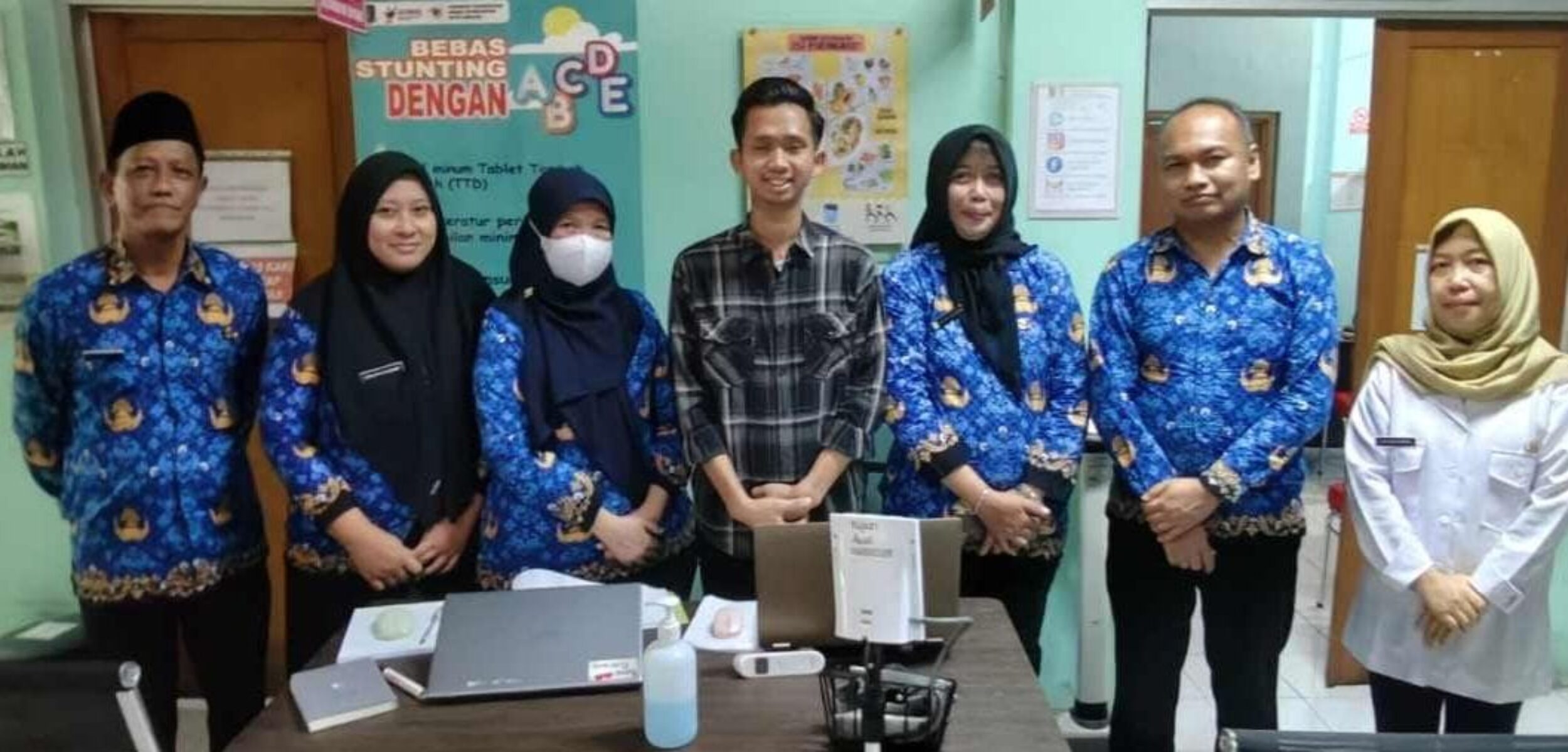 Anggota DPRD kota Bekasi Wildan Faturrahman (tengah) saat berkunjung ke puskesmas Marga Jaya. (Yanso/kabarterdepan.com) 