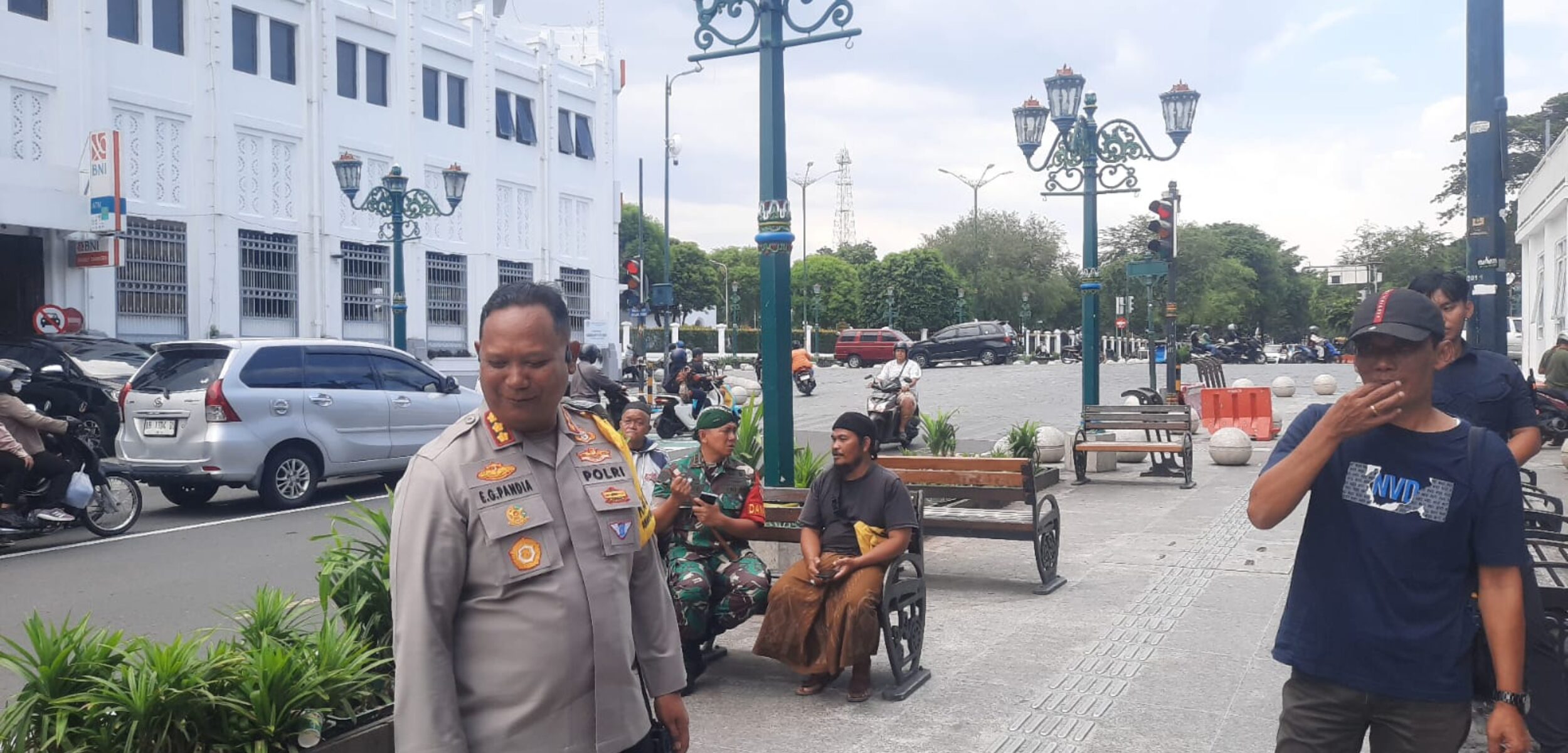 Kapolresta Yogyakarta Kombes Pol Eva Guna Oandia saat memantau titik aksi demo di Nol Kilometer Yogyakarta, Ngupasan, Gondomanan, Kota Yogyakarta, Kamis (2/10/2025). (Hadid Husaini/kabarterdepan.com)