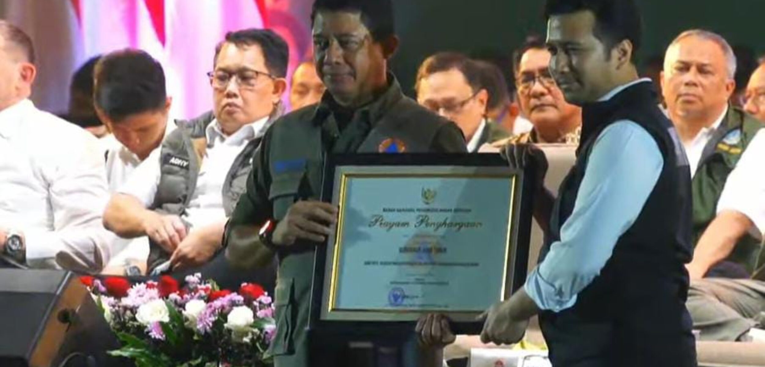 Penghargaan PRB 2025 kepala BNPB RI kepada Provinsi Jawa Timur atas komitmen dedikasi dan kontribusi dalam mengurangi resiko bencana. (Innka Cristy Natalia/kabarterdepan.com) 