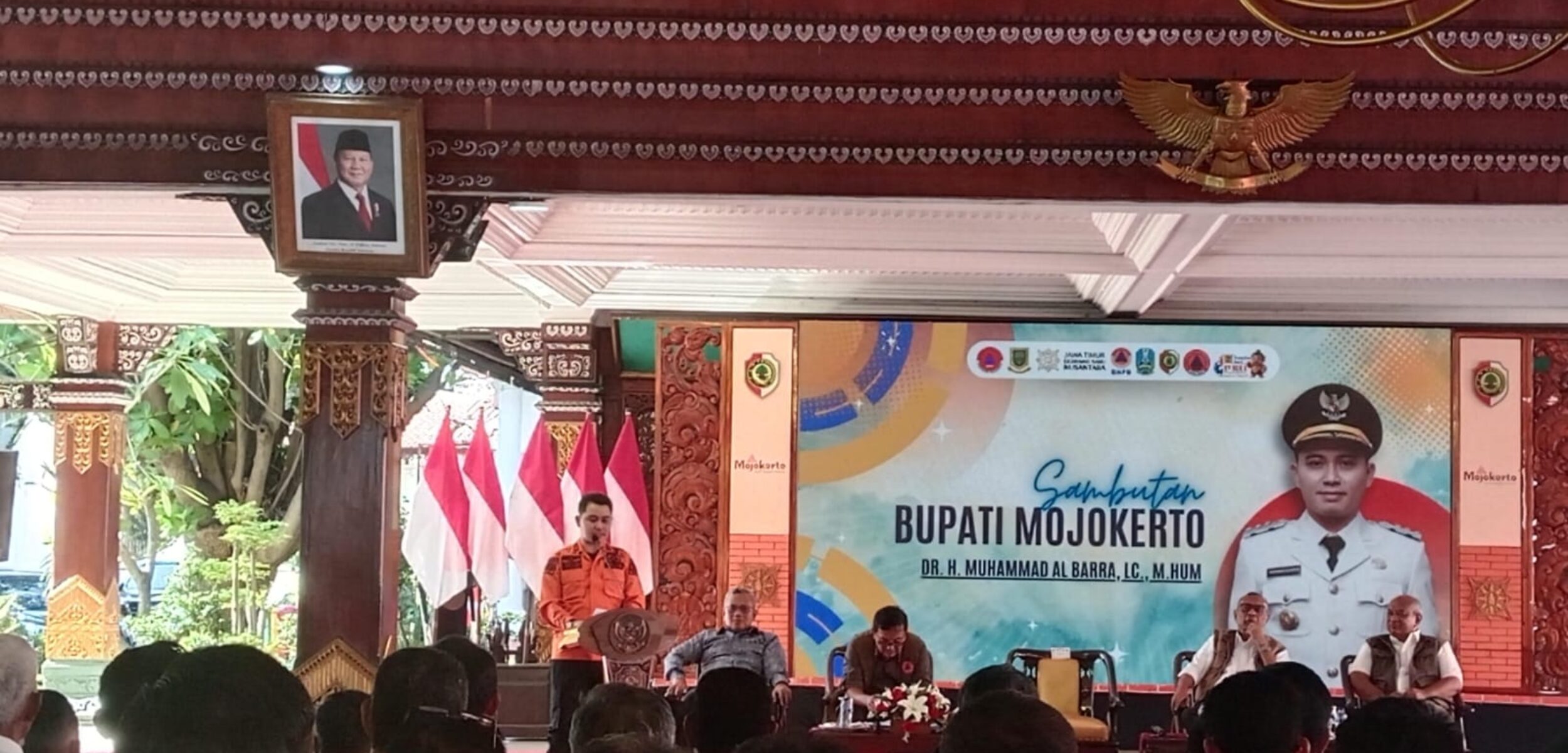 Bupati Mojokerto memberikan sambutan dan membuka acara Forum Kalaksa BPBD di Graha Maja Tama Kabupaten Mojokerto. (Innka Cristy Natalia/kabarterdepan.com) 