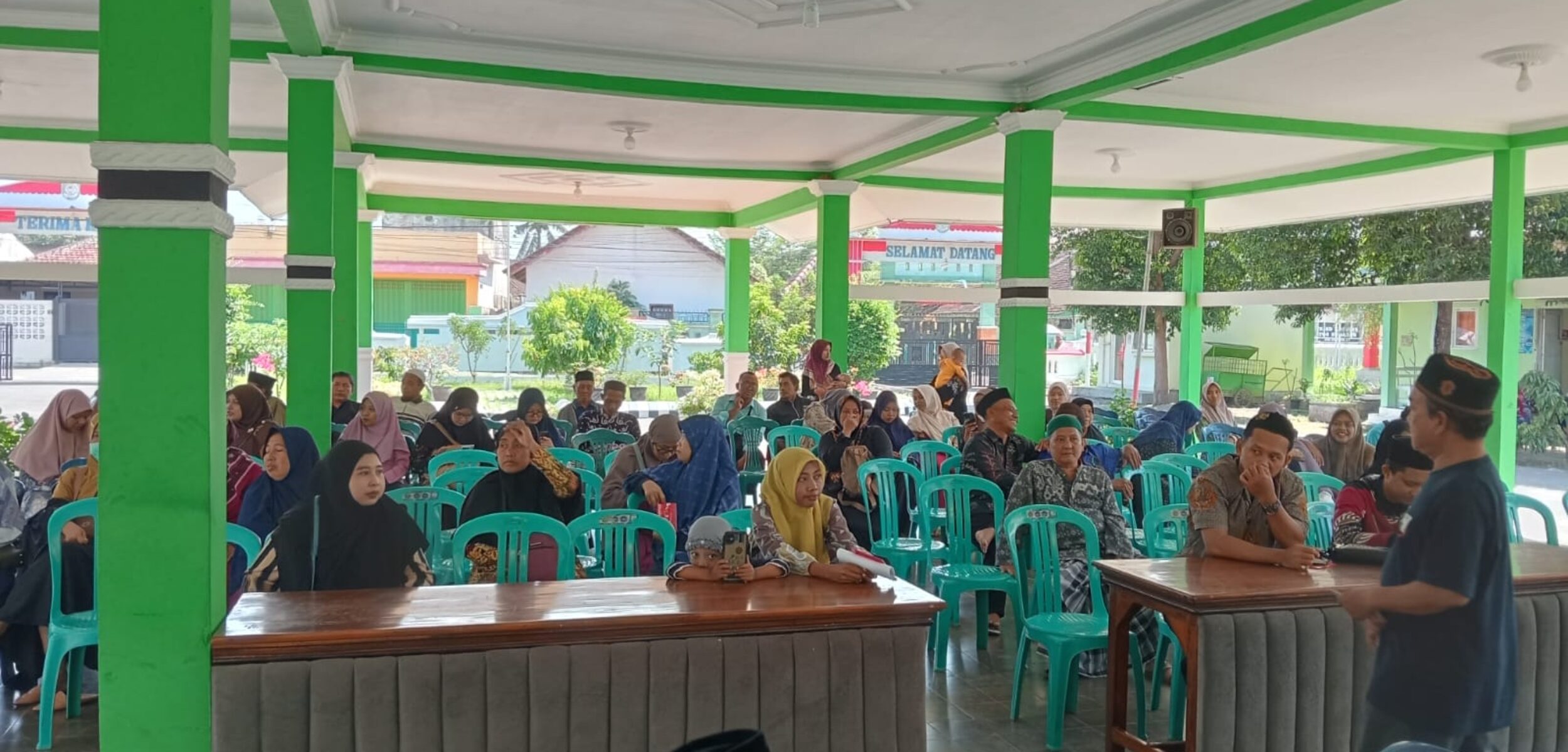 Potret penyaluran intensif guru ngaji. (LN / Kabarterdepan.com)