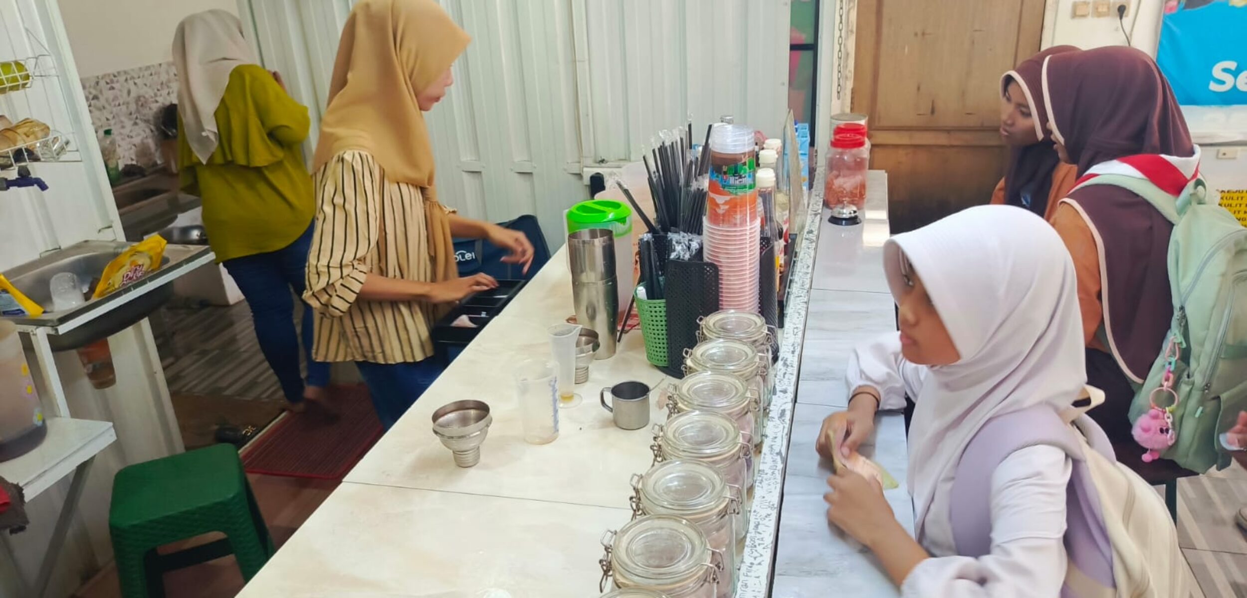 Bisnis Es teh milik Fajar Arif meraup Rp 75 juta perbulan, varian baru menjadi magnet meningkatkan daya tarik pembeli (fais/kabarterdepan.com)