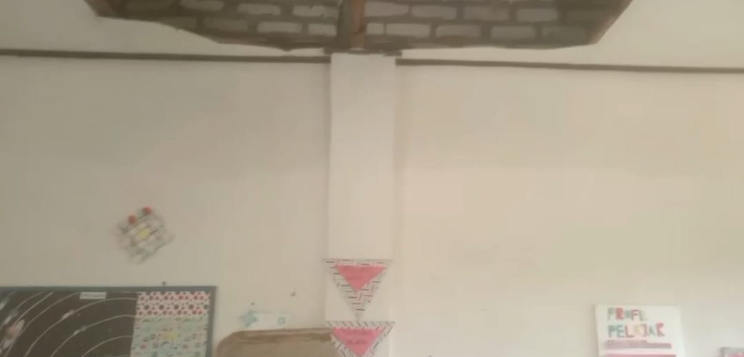 Kondisi kelas setelah plafon ambrol di SDN Bunten Barat 3 Ketapang (fais/kabarterdepan.com)