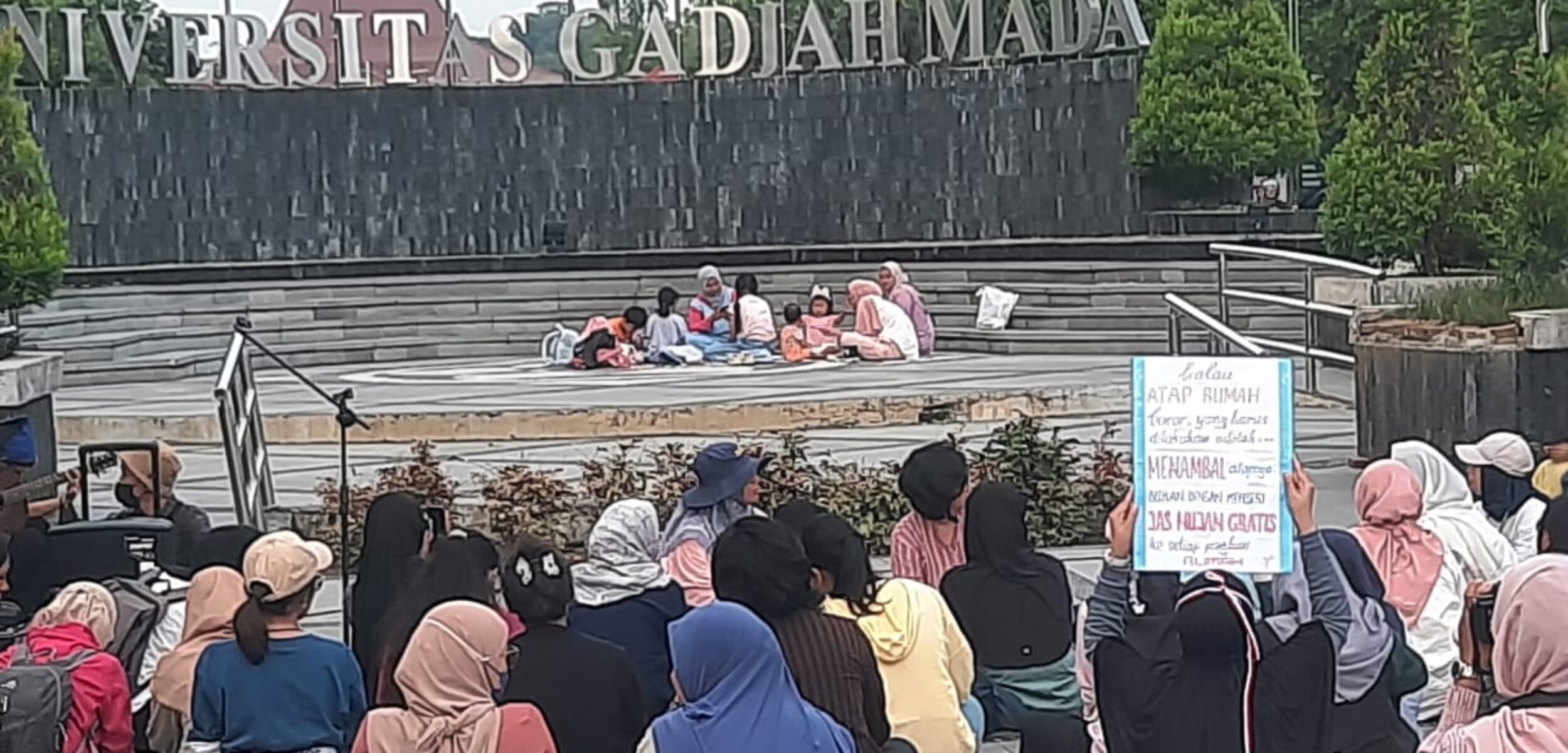 Ibu-ibu di Yogyakarta kompak di Bundaran UGM. (Hadid Husaini/kabarterdepan.com)