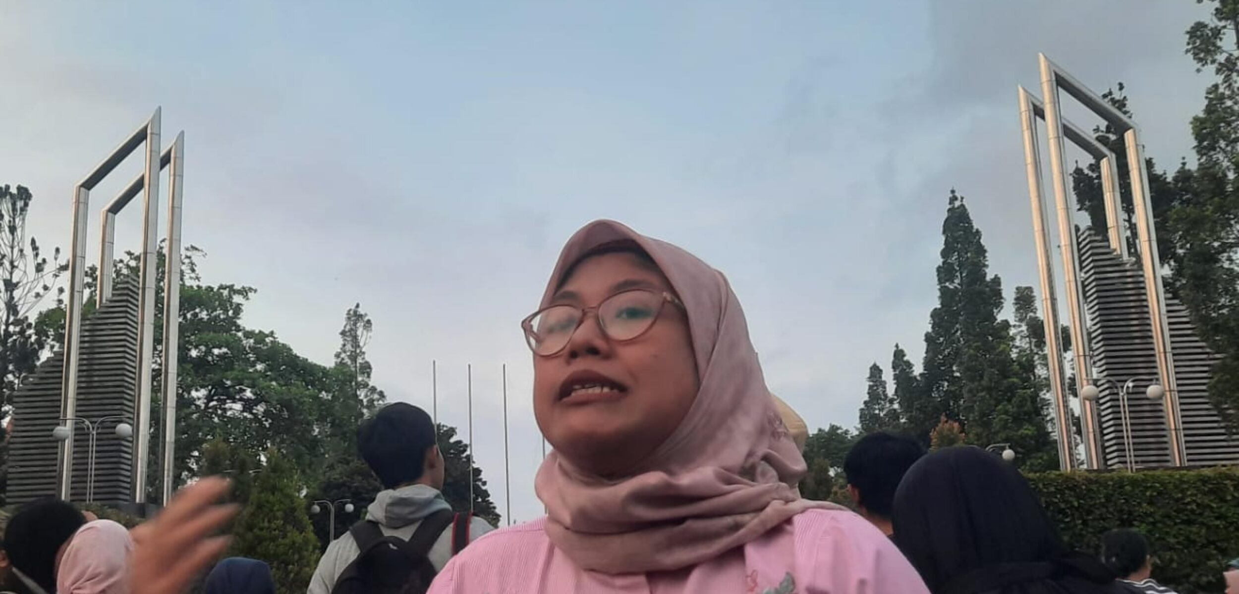 Pegiat Suara Ibu Indonesia Yogyakarta Kalis Mardiasih saat menyampaikan keresahan banyaknya kasus keracunan MBG, di Bunderan UGM, Sleman, DIY, Jumat (3/9/2025). (Hadid Husaini/kabarterdepan.com)