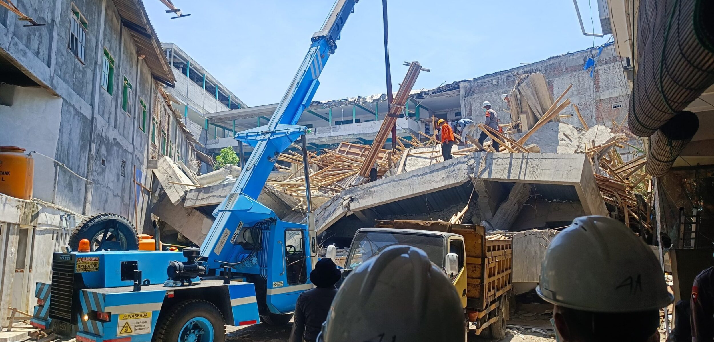 Alat berat sedang mengevakuasi korban di Pondok Pesantren (Ponpes) Al-Khoziny, Buduran, Sidoarjo, Jumat (3/10/2025) (Redaksi / Kabarterdepan.com)