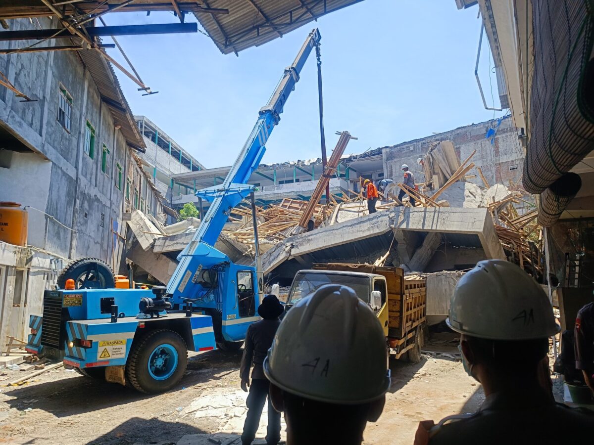 Alat berat sedang mengevakuasi korban di Pondok Pesantren (Ponpes) Al-Khoziny, Buduran, Sidoarjo, Jumat (3/10/2025) (Redaksi / Kabarterdepan.com)