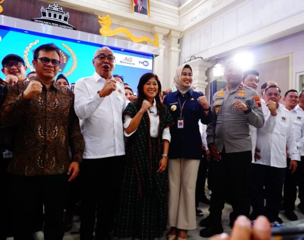 Ketum PWI Pusat Akhmad Munir bersama Menkomdigi, Wamenkomdigi dan jajaran pengurus PWI Pusat masa bakti 2025 - 2030 (Tim Komunikasi PWI Surakarta)