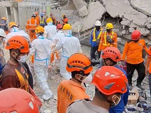 Suasana evakuasi ambruknya Musala Ponpes Al Khoziny terus berlangsung (Redaksi / Kabarterdepan.com)