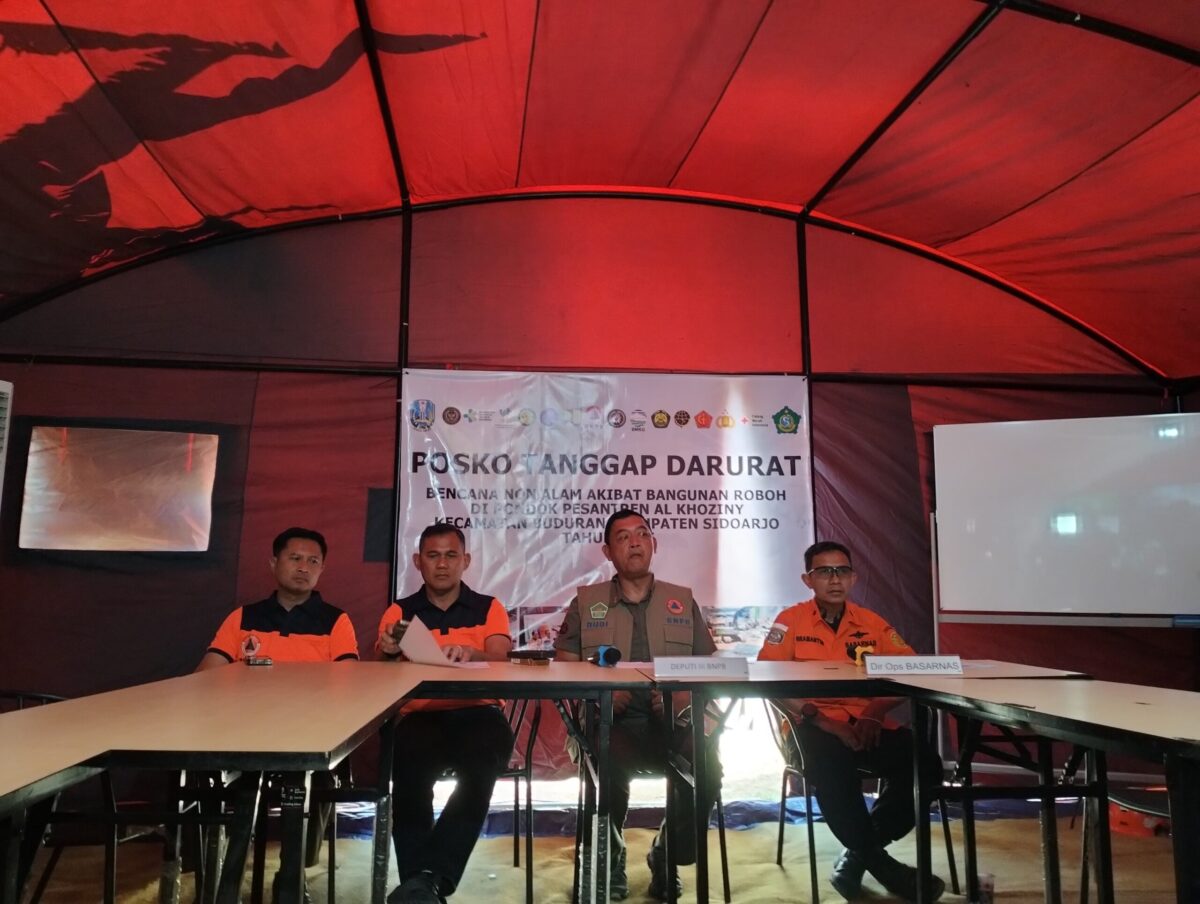 Direktur Operasi Basarnas sekaligus SAR Mission Coordinator (SMC), Laksamana Pertama TNI Yudhi Bramantyo saat konferensi pers di Posko Tanggap Darurat, Ponpes Al Khoziny, Minggu (5/10/2025) (Redaksi / Kabarterdepan.com)