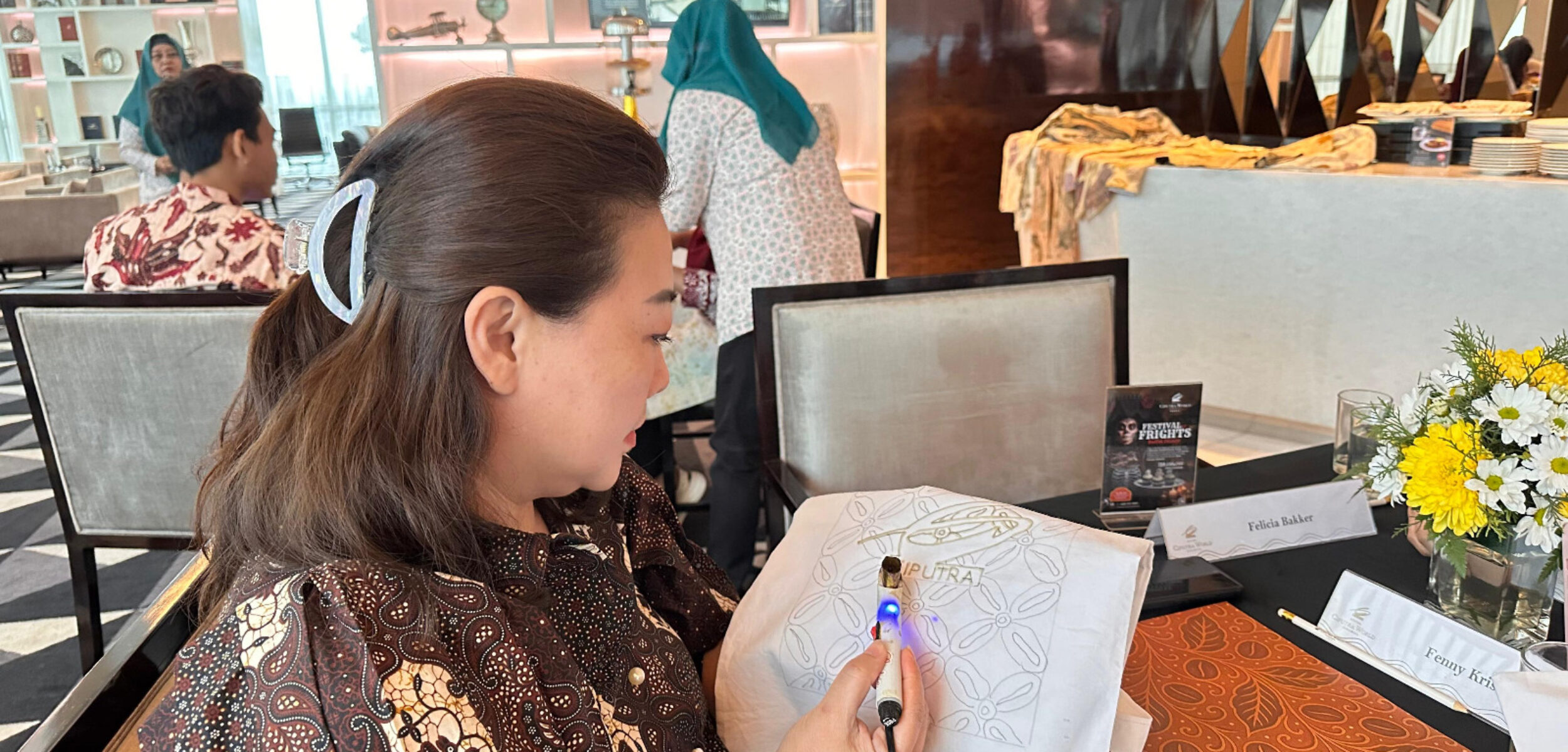 Hotel di Surabaya ini Rayakan International Coffee Day dan Hari Batik Nasional Lewat “Batik & Brew”