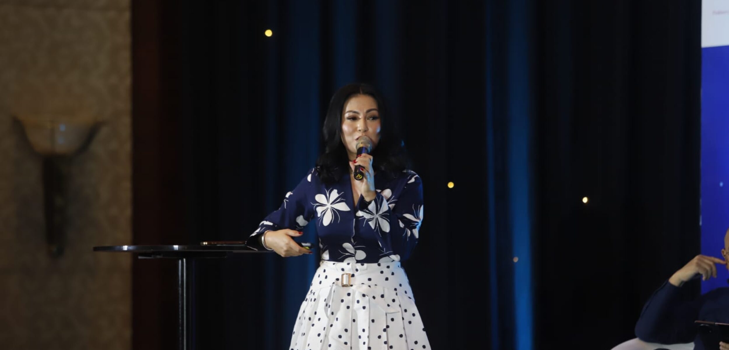 Head of Communication sekaligus Chair EDI (Equity, Diversity & Inclusion) Brand Unilever Indonesia, Kristi Nelwan saat menyampaikan materinya dalam Local Media Summit 2025, Selasa 7/10/2025 di JW Marriott (Redaksi / Kabarterdepan.com)