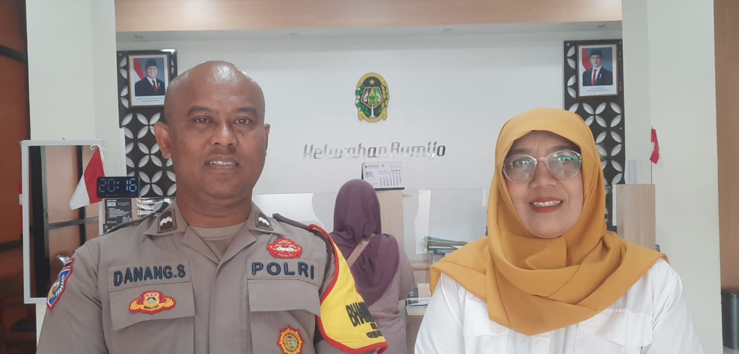 Lurah Bumijo Ani Purwati dan Babhinkamtibmas Bumijo Aipda Danang Saputra berupaya berantas miras dan narkotika. (Hadid Husaini/kabarterdepan.com)