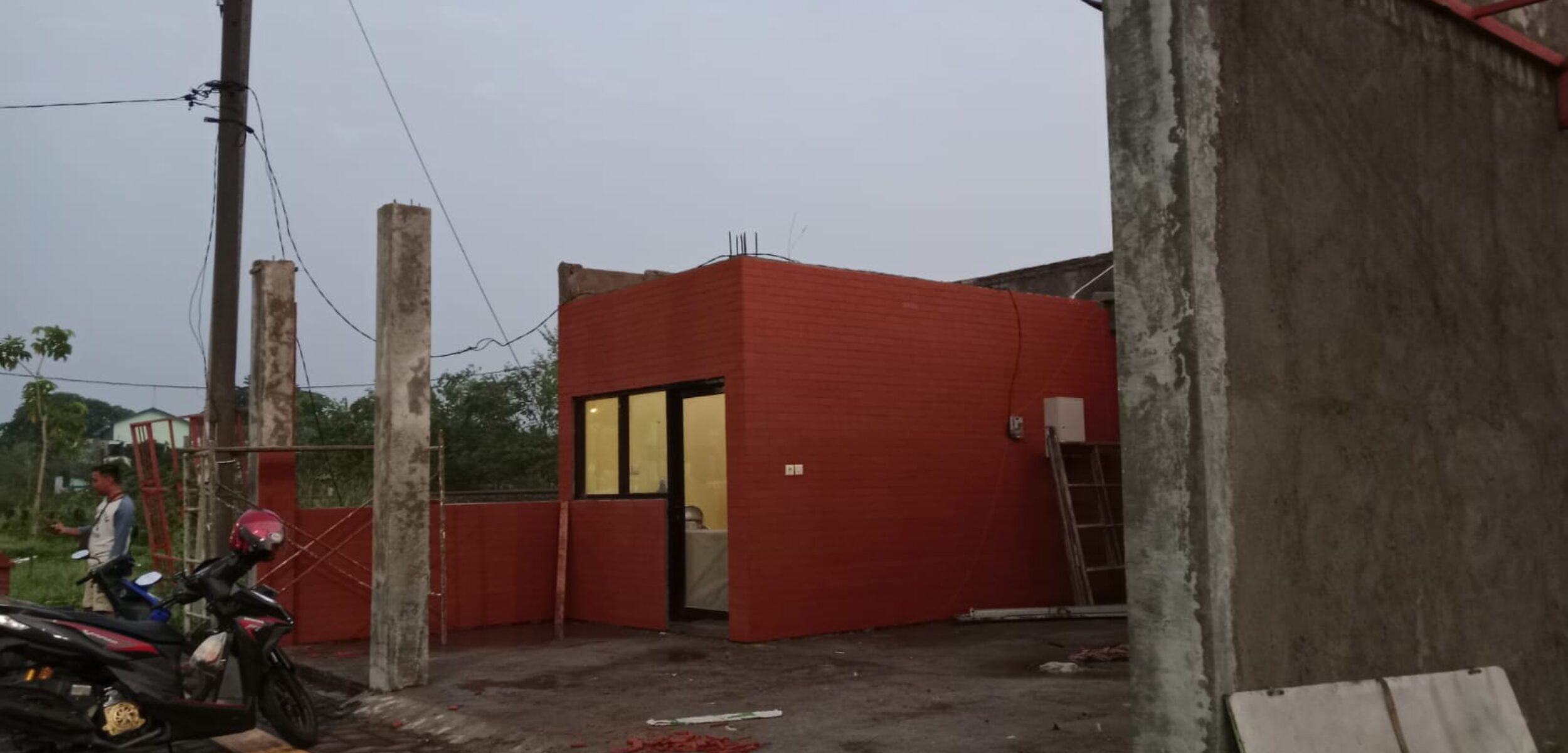 IMG 20251008 WA0177 1 Hujan dan angin kencang mengakibatkan atap Pos Satpol PP Depan Sunrise terhempas. (Innca Cristy Natalia/kabarterdepan.com)