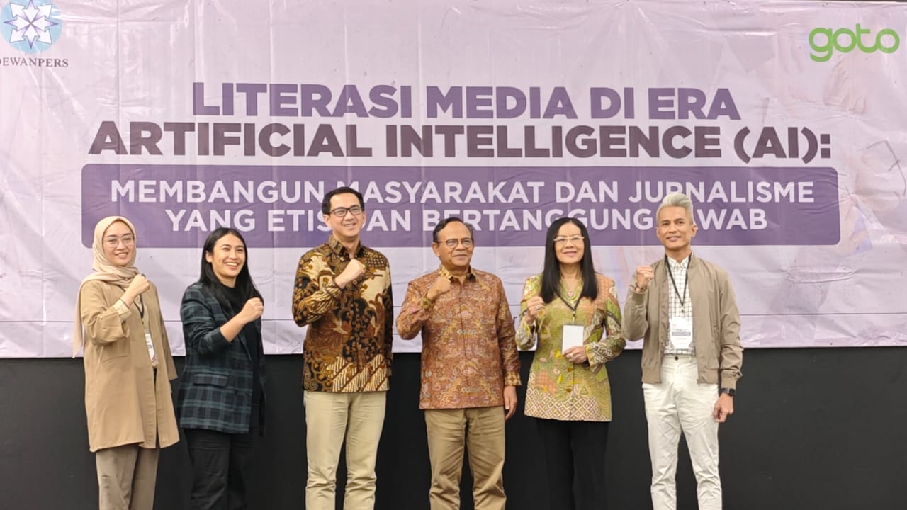 Potret Ketua Dewan Pers, Komaruddin (tengah), dalam acara Literasi Media di Era Artificial Intelligence (AI). (Andy Yuwono / Kabarterdepan.com)
