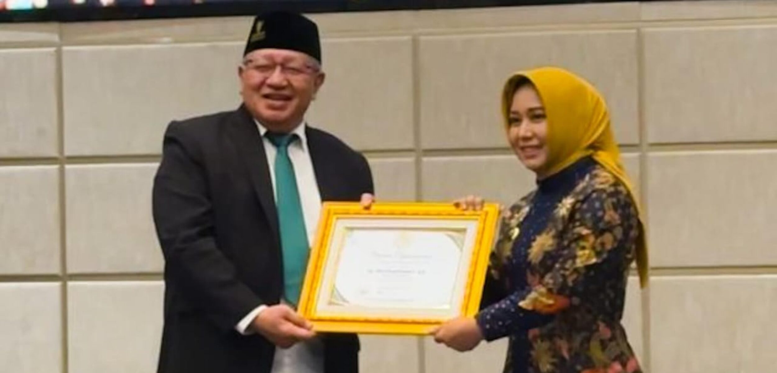 Ketua BAZNAS Jawa Timur, Prof. Dr. KH. Ali Maschan Moesa memberikan penghargaan kepada Wali Kota Mojokerto Ning Ita, Rabu 8/10/2025 (Kominfo untuk Kabarterdepan.com)