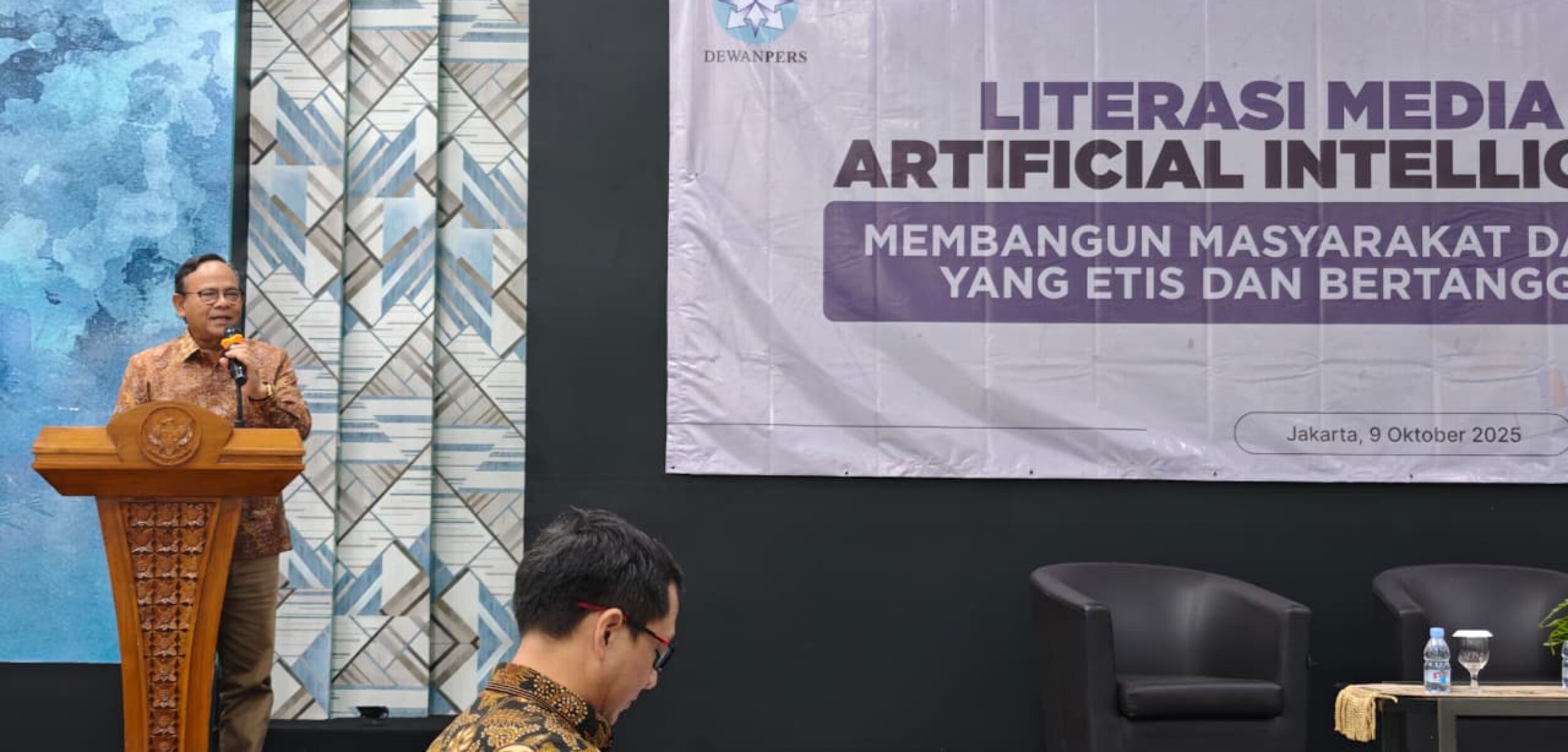 Potret Ketua Dewan Pers, Komaruddin Hidayat, dalam acara Literasi Media di Era Artificial Intelligence (AI). (Andy Yuwono / Kabarterdepan.com)