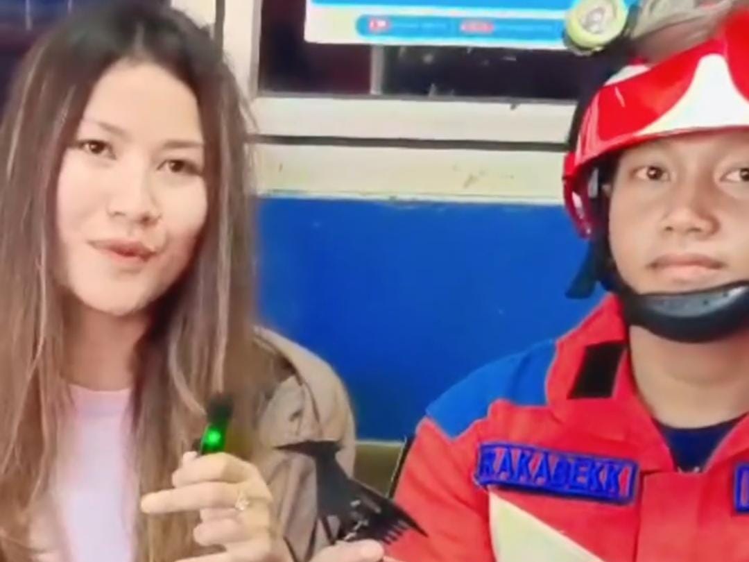 Potret petugas Damkar usai membantu ibu-ibu melepas sisir yang tersangkut dirambutnya. (Instagram @damkarjakartatimur)