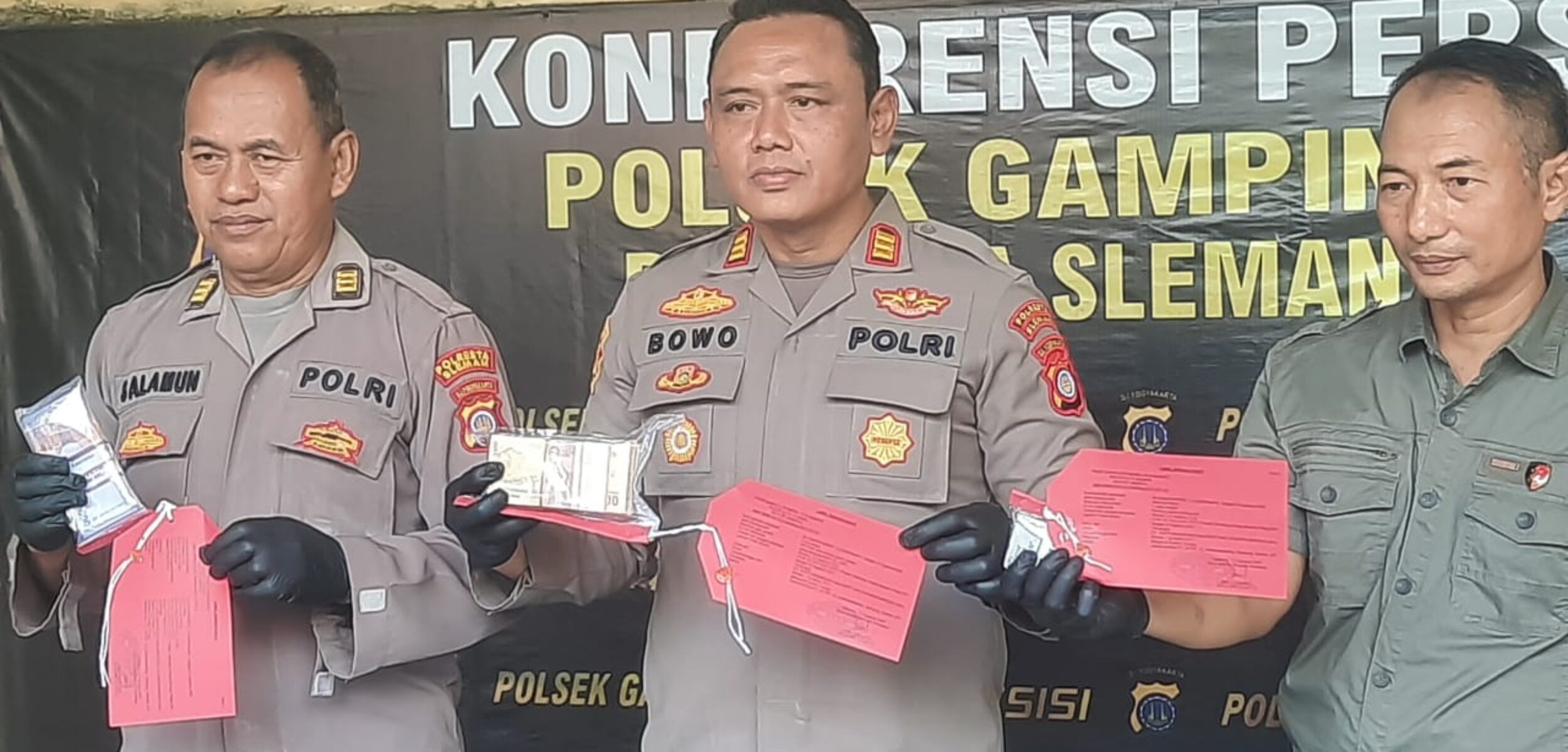 Polisi menunjukkan barang bukti uang majikan yang dicuri ART di Sleman. (Hadid Husaini/kabarterdepan.com)