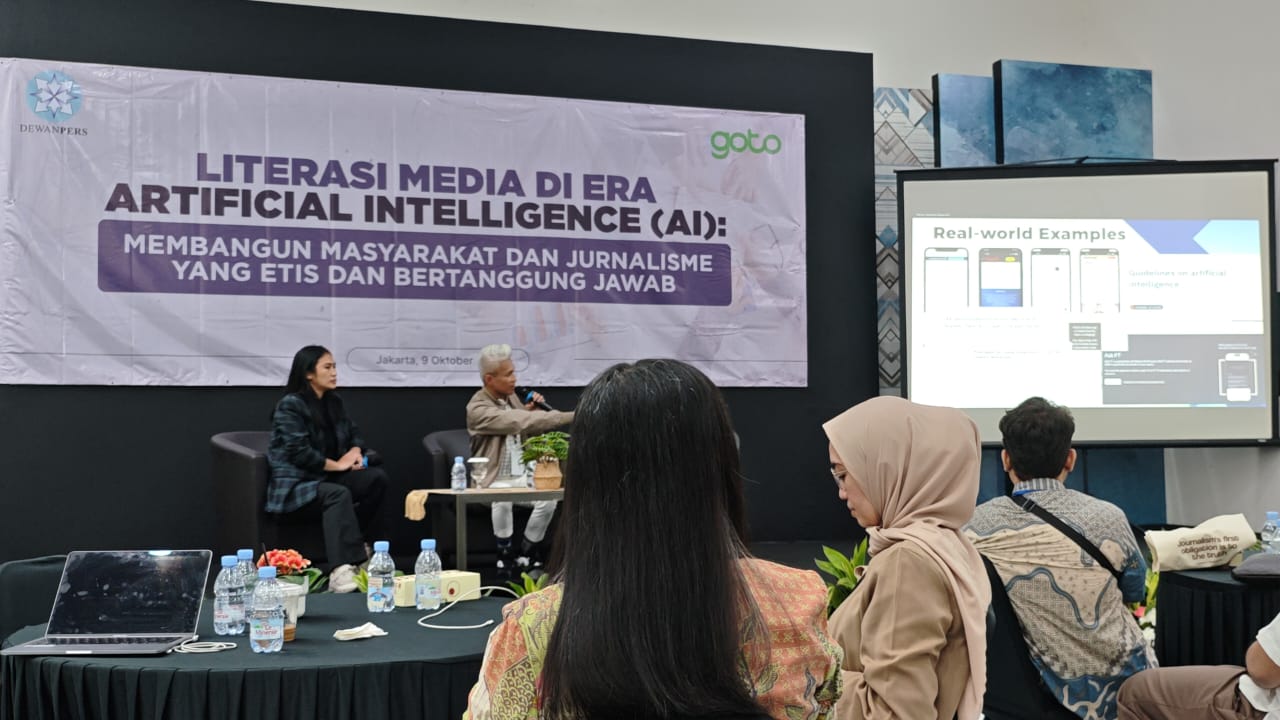 Head of Media Relations GoTo, Amanda Valani Nurvadila bersama Roni Satria, Founder YouAI sekaligus koresponden CNN Indonesia dalam diskusi panel dan praktik AI, Kamis (9/10/2025) (Andy Yuwono / Kabarterdepan.com)