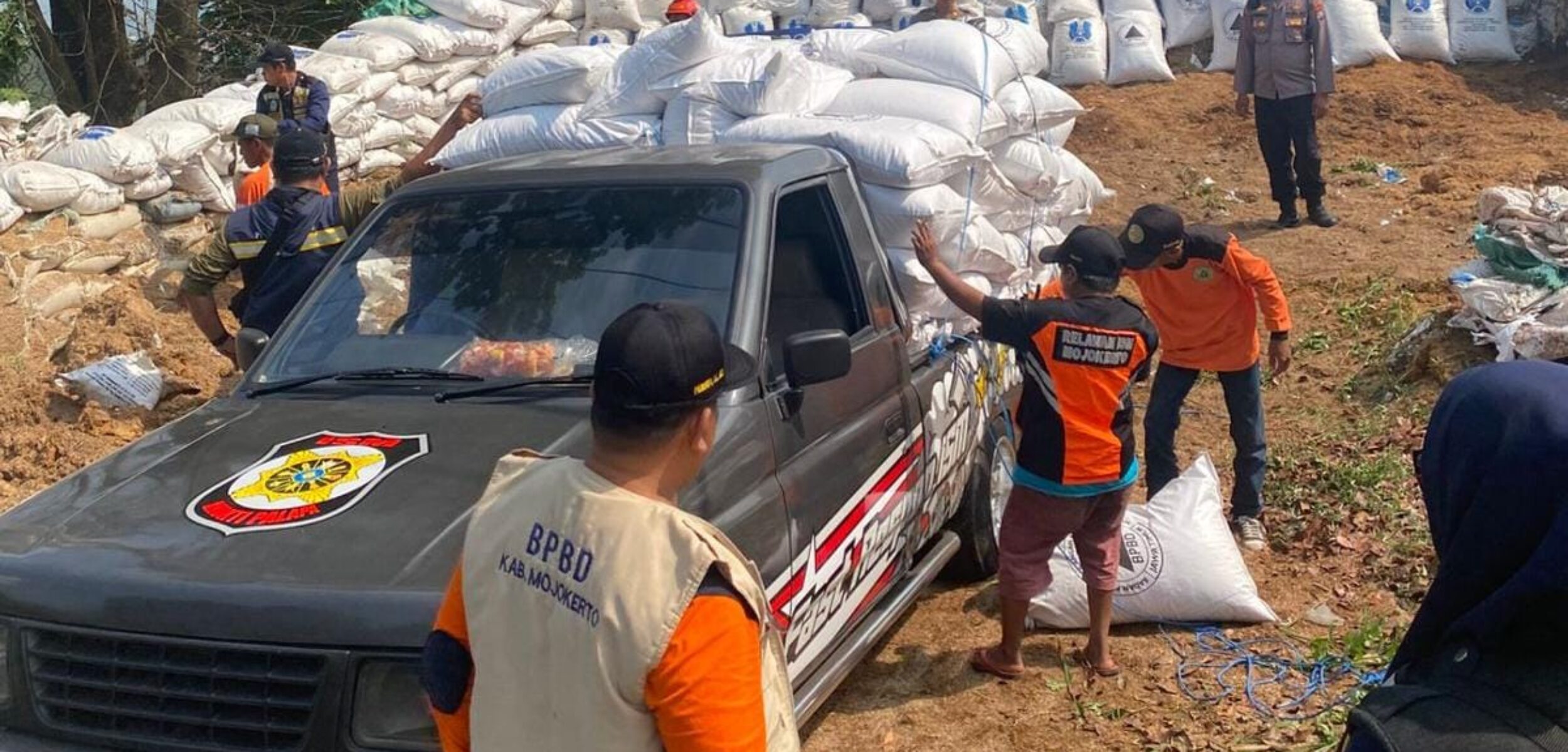 Potret sejumlah relawan saat memasang tumpukan sekam ke jalur penyelamat. (Redaksi / Kabarterdepan.com)