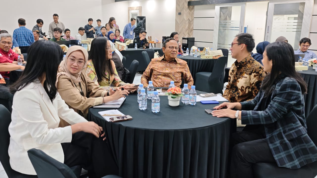 Ketua Komisi Kemitraan, Hubungan Antar Lembaga dan Infrastruktur Dewan Pers, Rosarita Niken Widiastuti (tiga dari kiri) bersama Ketua Dewan Pers Komaruddin Hidayat, Plt. Direktur Ekosistem Media Kominfo Digital (Komdigi), Farida Dewi Maharani, Head of Media Relations GoTo, Amanda Valani Nurvadila dan Ade Mulya, Direktur Public Affairs & Communications GoTo 