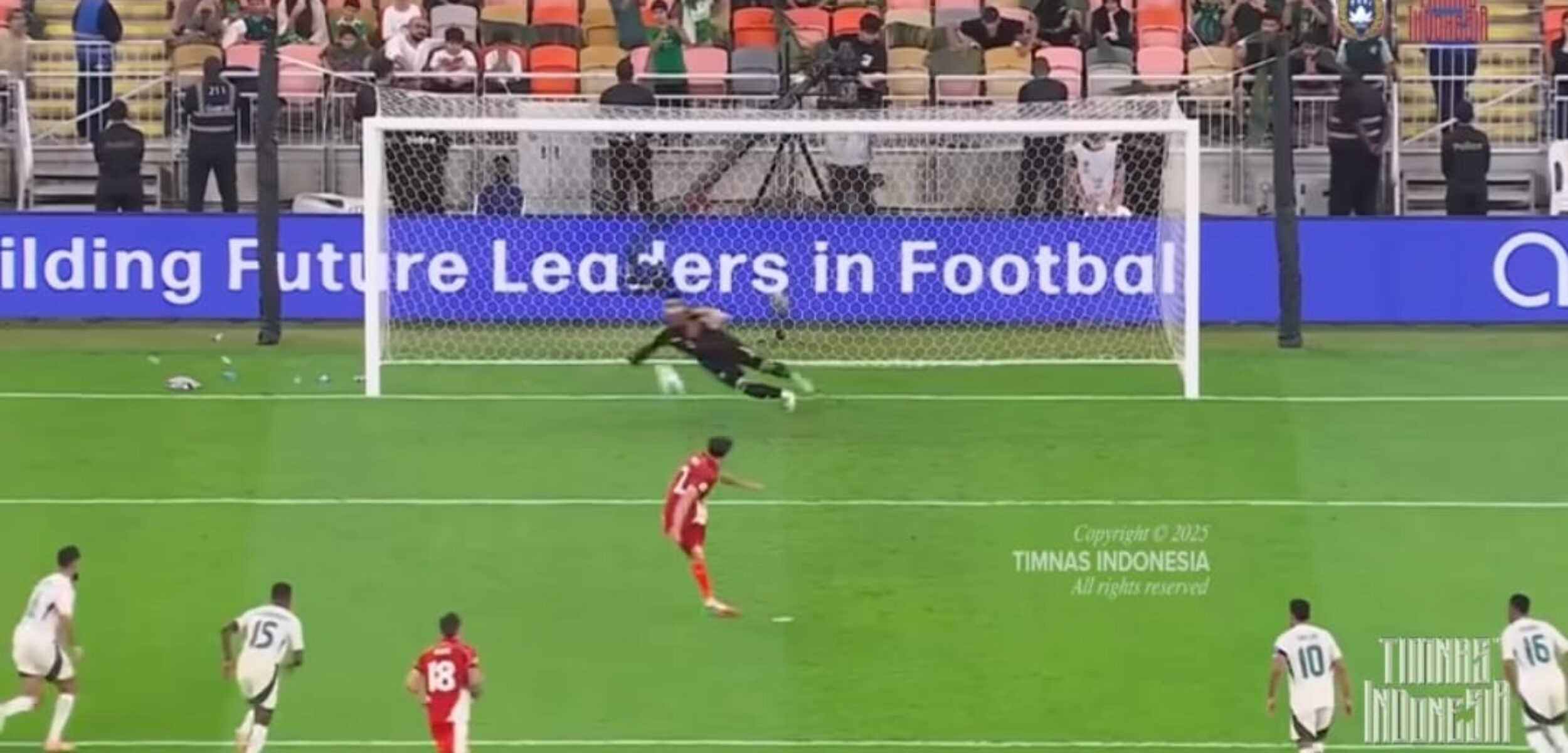 Tangkapan layar detik-detik gol penalti Kevin Diks (@Timnas Indonesia)