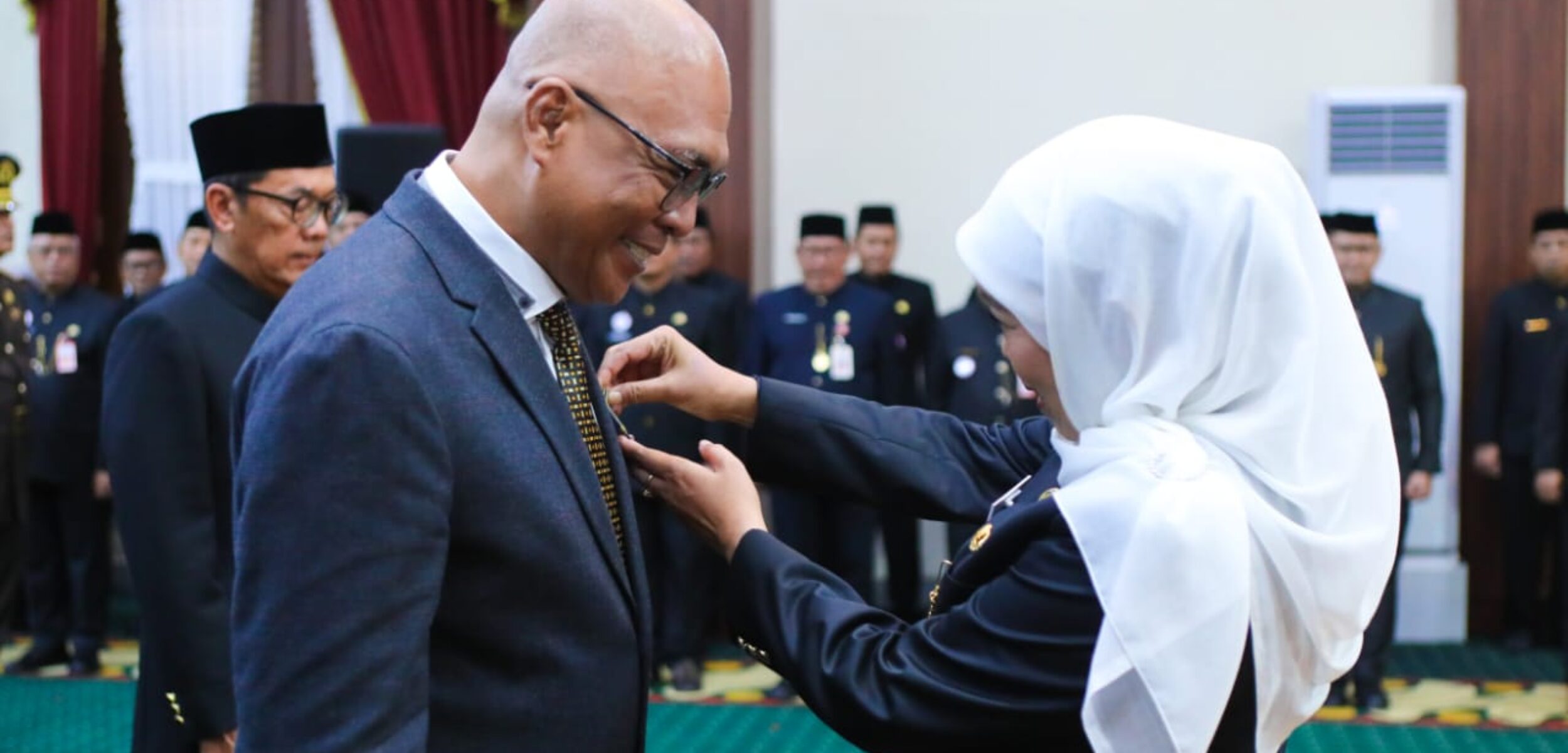 Gubernur Jatim, Khofifah Indar Parawansa menyematkan penghargaan Jer Basuki Mawa Beya kepada Ketum PWI Pusat yang akrab disapa Cak Munir, Minggu (12/10/2025) (PWI Jatim untuk Kabar Terdepan)