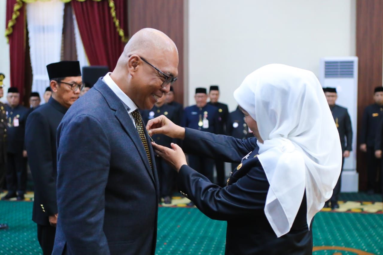 Gubernur Jatim, Khofifah Indar Parawansa menyematkan penghargaan Jer Basuki Mawa Beya kepada Ketum PWI Pusat yang akrab disapa Cak Munir, Minggu (12/10/2025) (PWI Jatim untuk Kabar Terdepan)